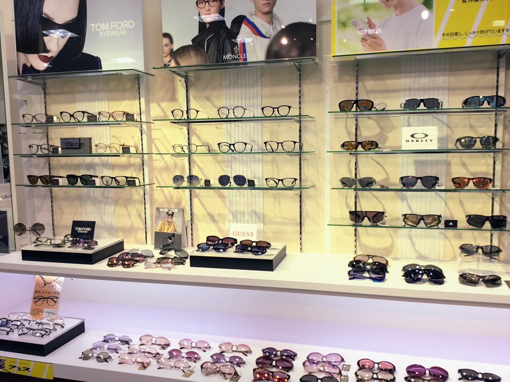 TOM FORDやOAKLEYなどブランドフレームが並ぶメガネスーパー イオンモール新利府北館店の売場。