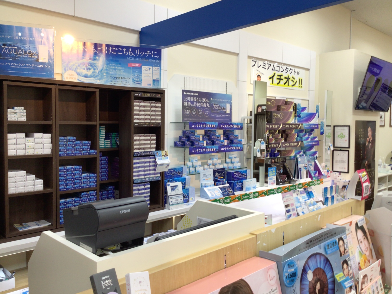 メガネスーパー イオンモール新利府北館店の店内コンタクトレンズ売場。様々なクリアレンズやカラコンを豊富に展示。
