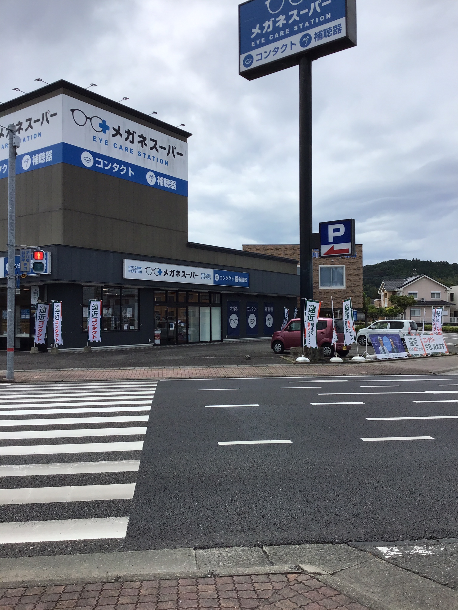 メガネスーパー天草店の外観、反対車線側からの正面入口