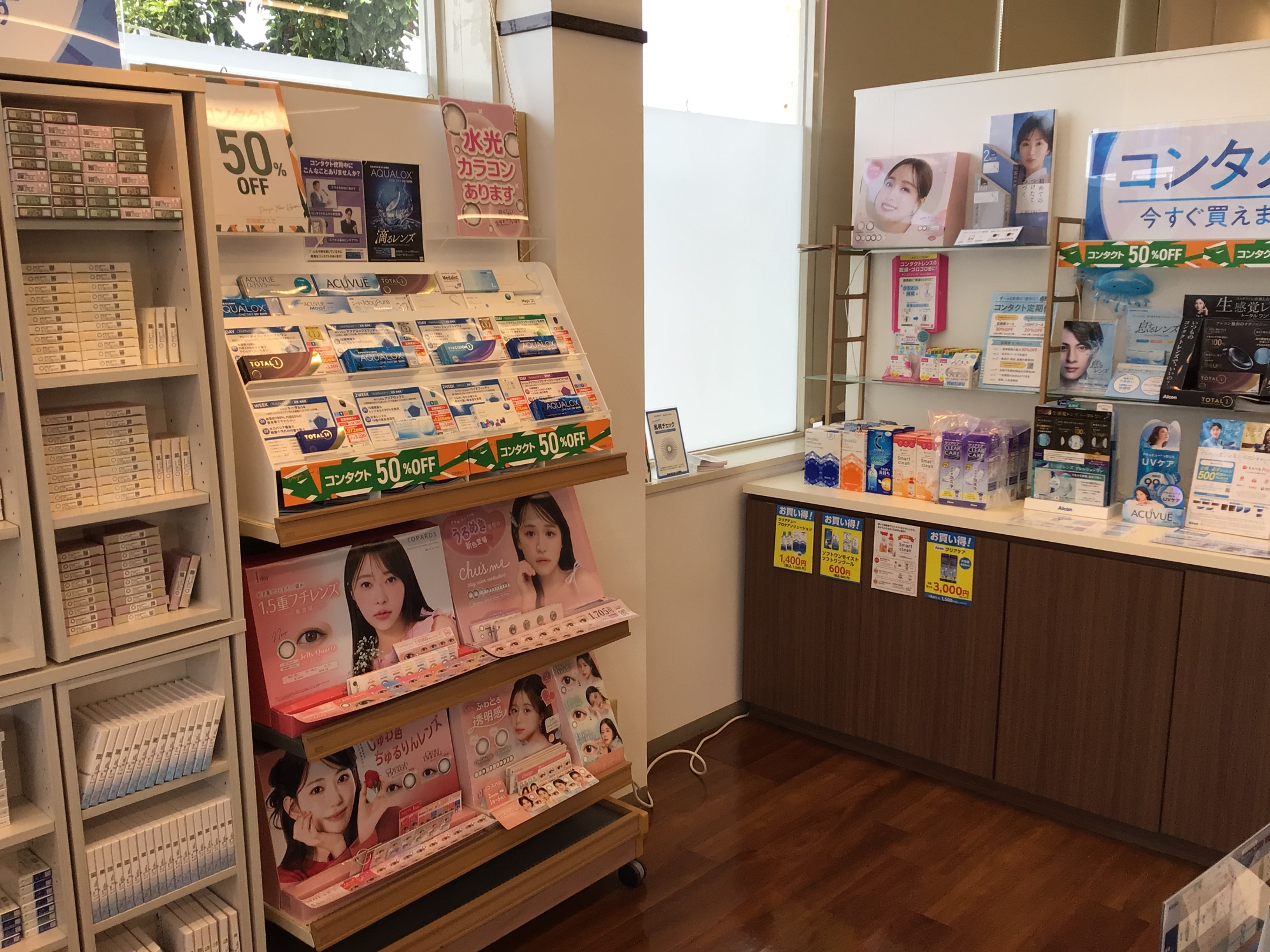 メガネスーパー熊本光の森店の店内、コンタクトレンズが並ぶ売場