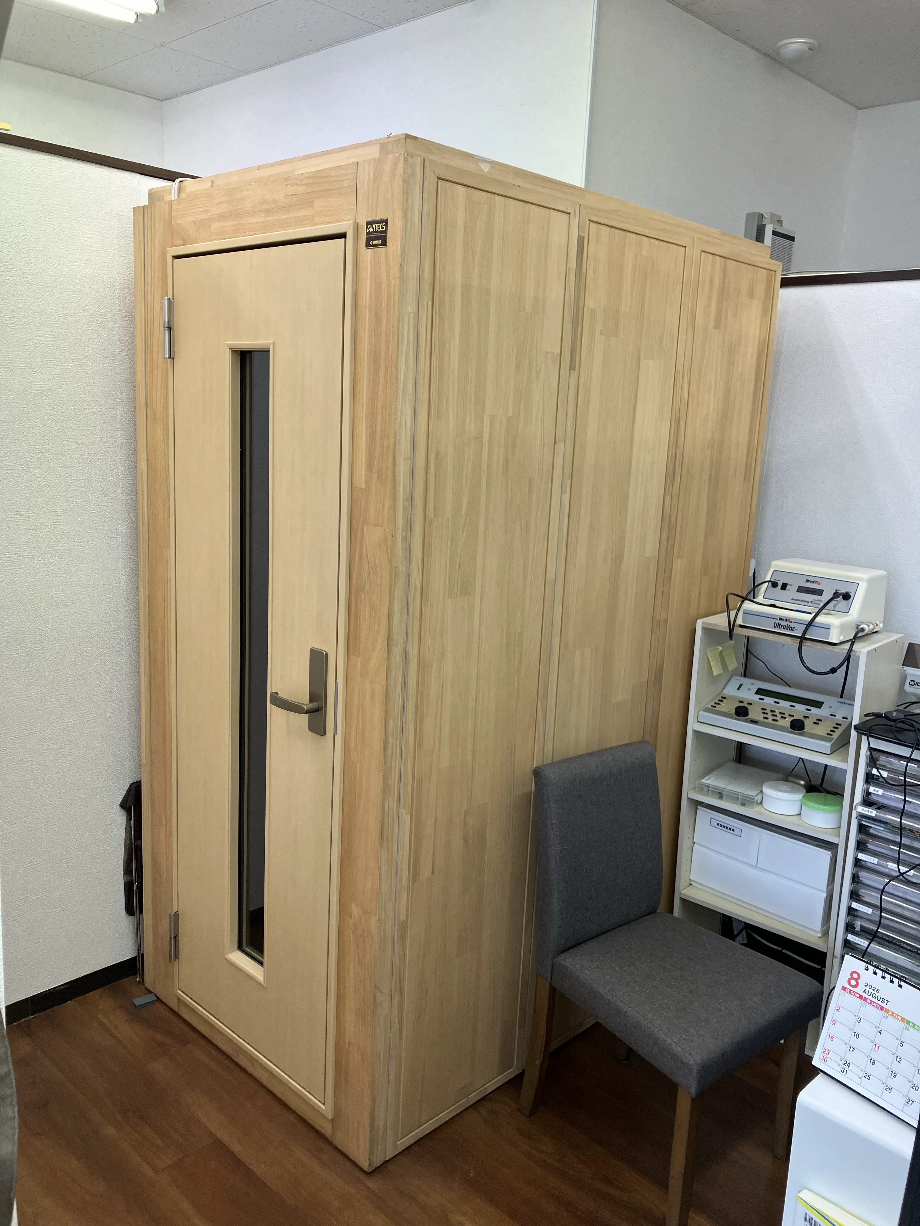 メガネスーパー北本桶川店の店内、聴力測定用の防音室