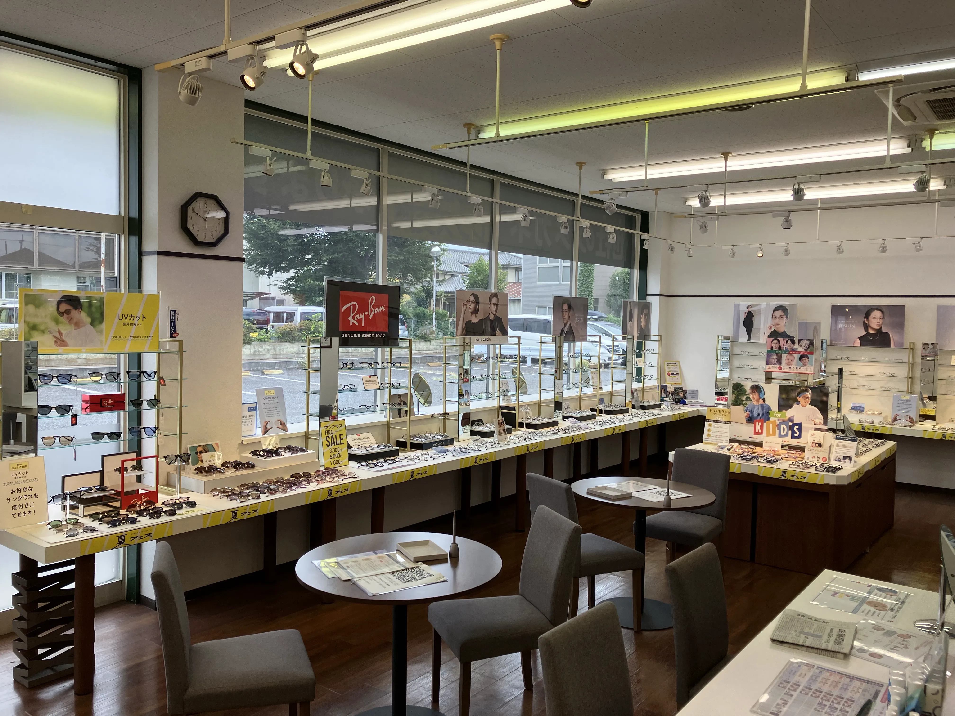 メガネスーパー北本桶川店の店内、商品が並ぶ売場