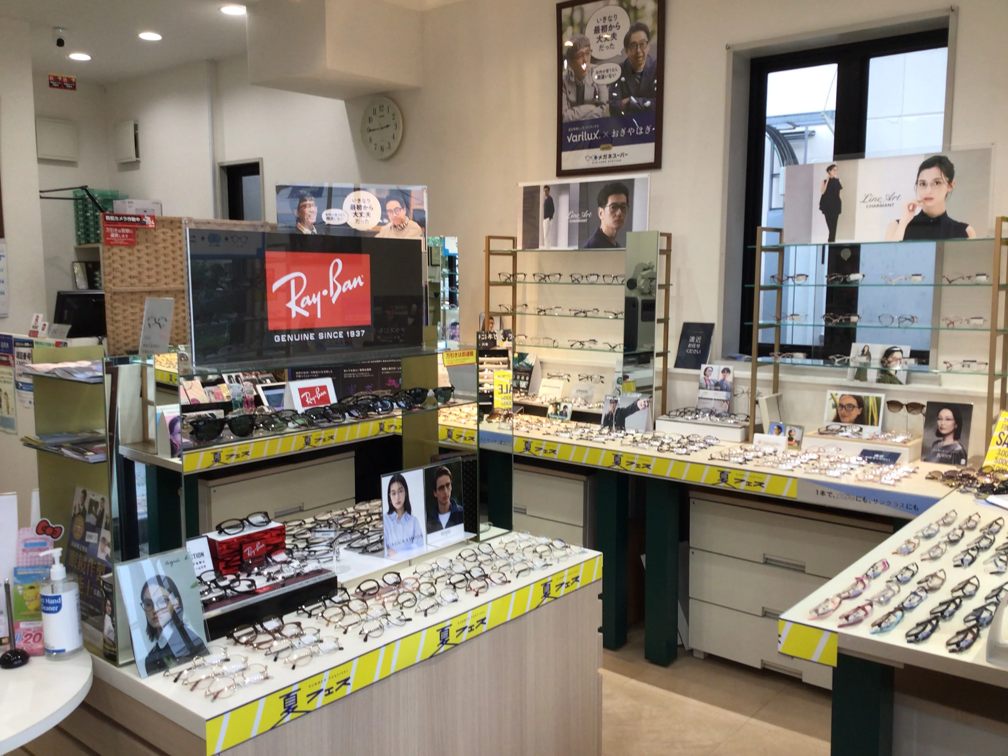 メガネスーパー所沢陸橋通り店、レイバンのフレーム・サングラスを展示したフロア
