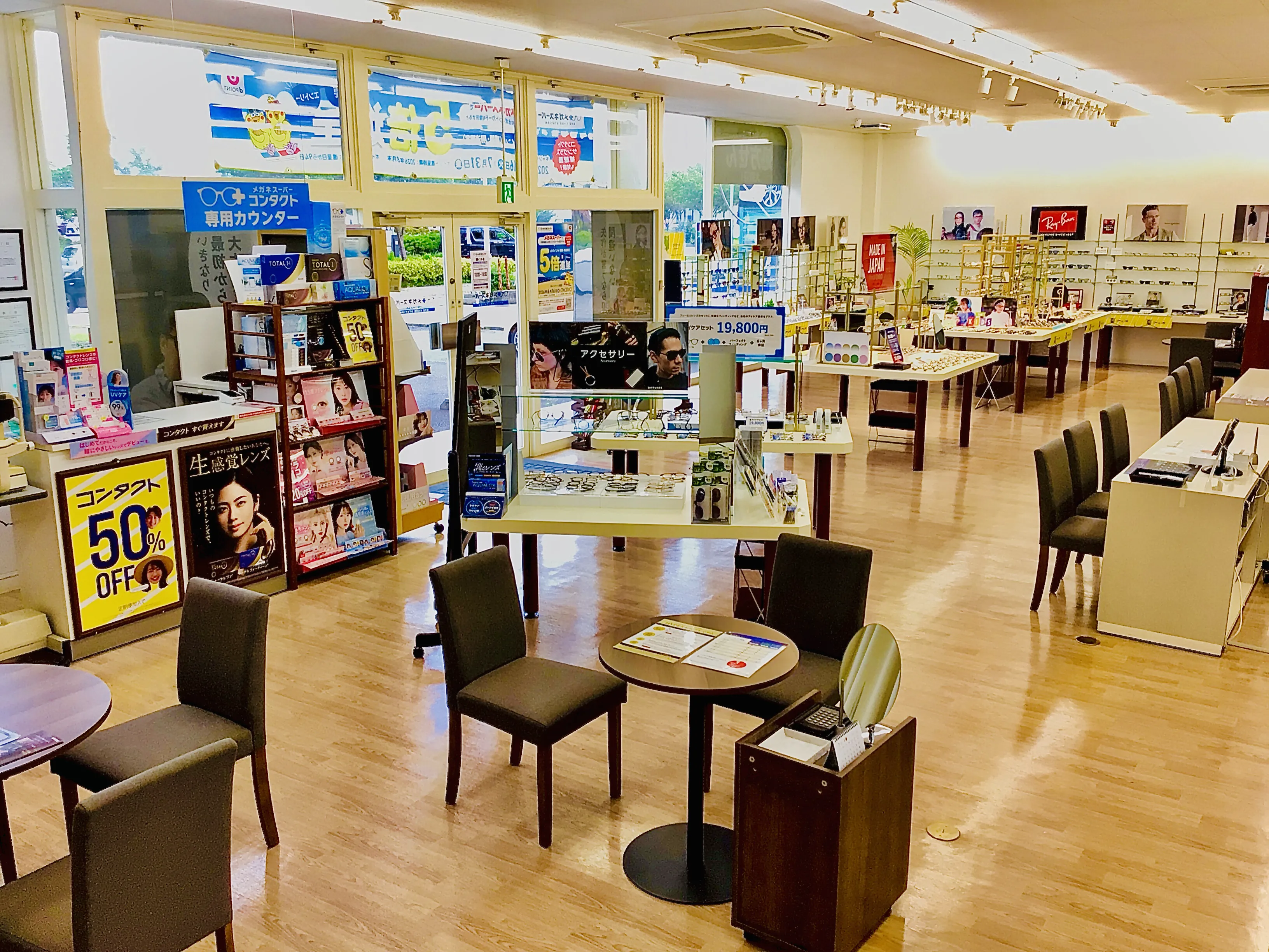 メガネスーパー鶴岡インター店の店内、ゆったりできる広々としたフロア