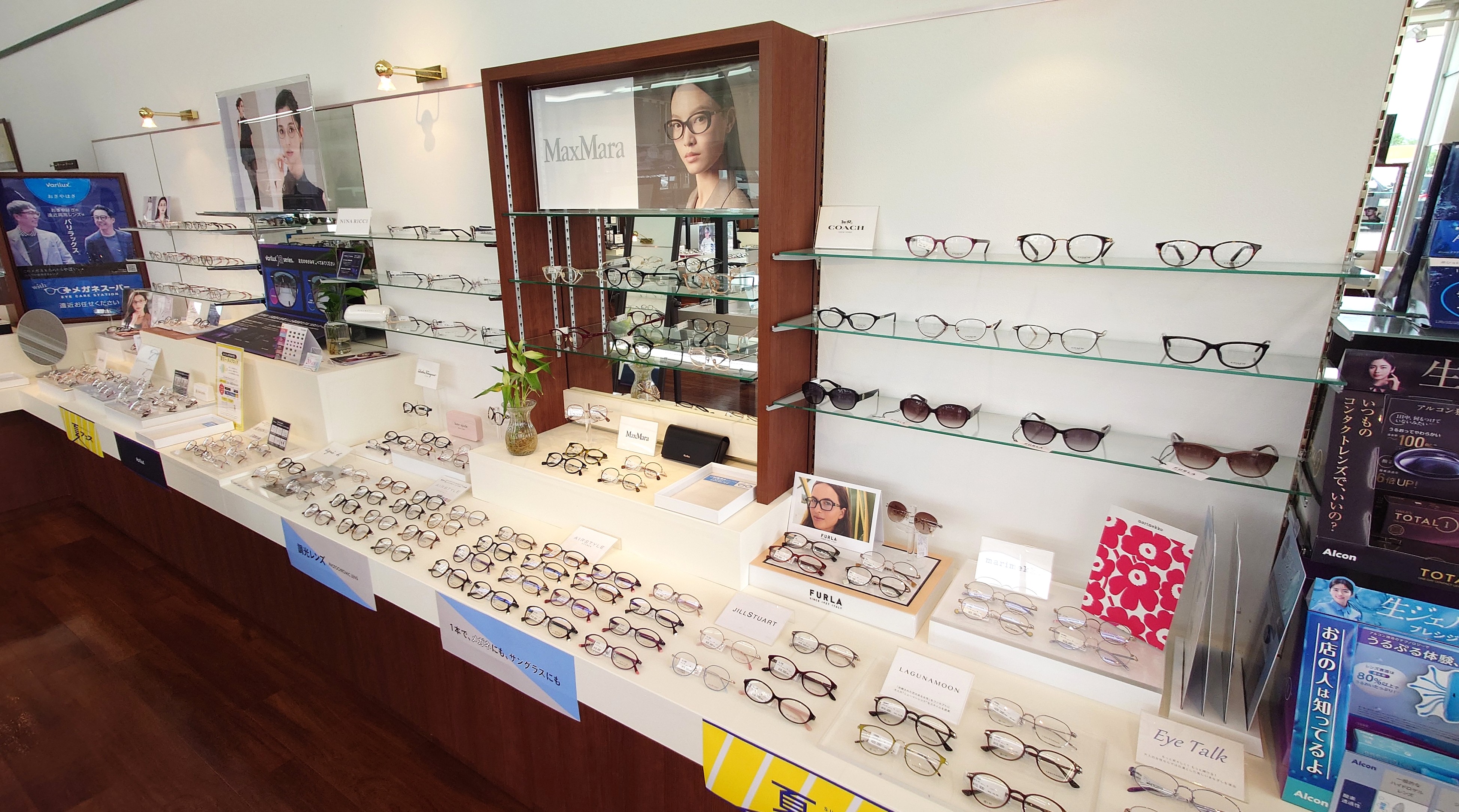 メガネスーパー鶴岡南SC店の店内、MaxMaraやCOACH、FURLA、JILLSTUARTなどが並ぶ