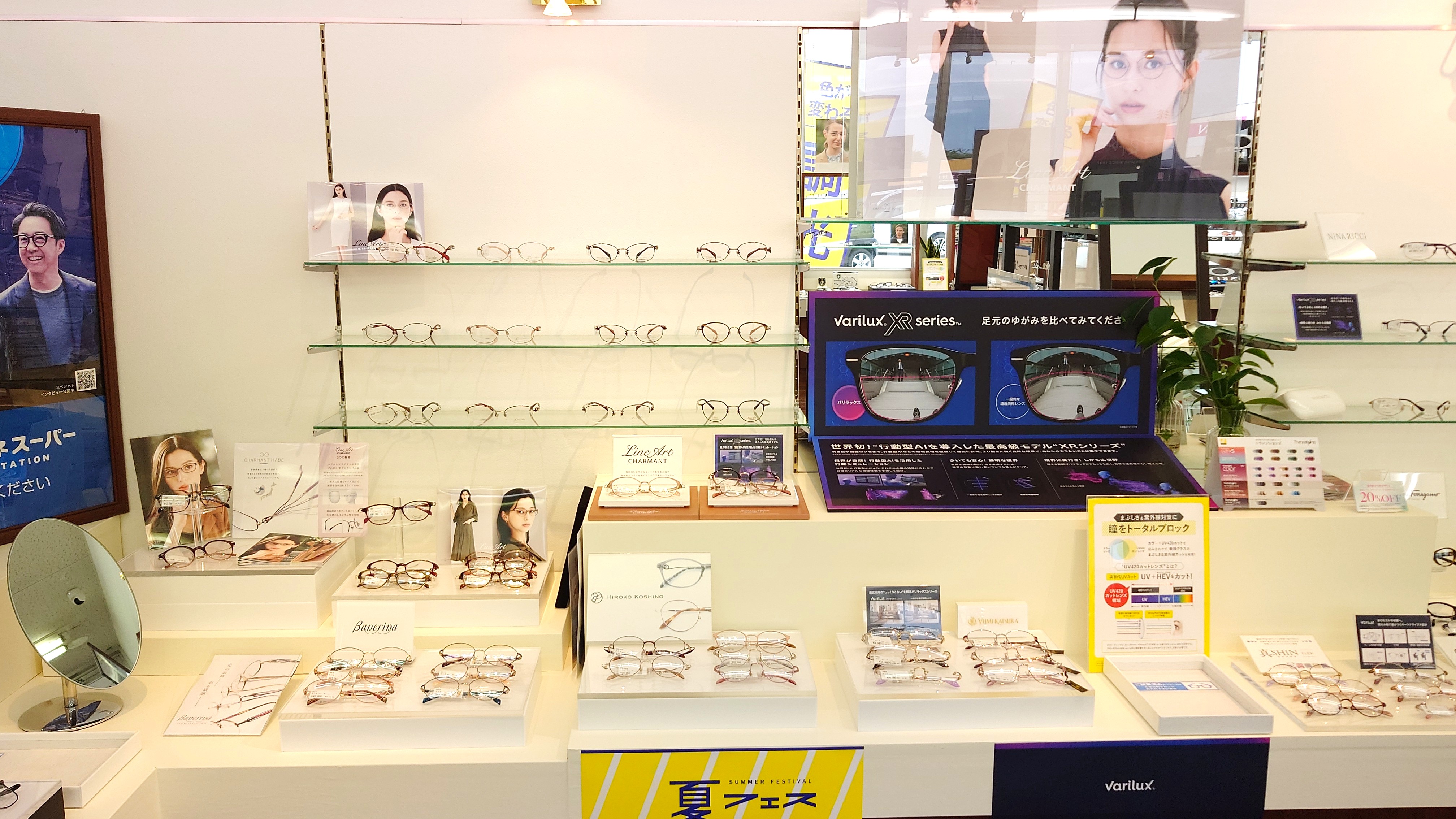メガネスーパー鶴岡南SC店の店内、女性向けのLINEARTやBANERINAが並ぶ