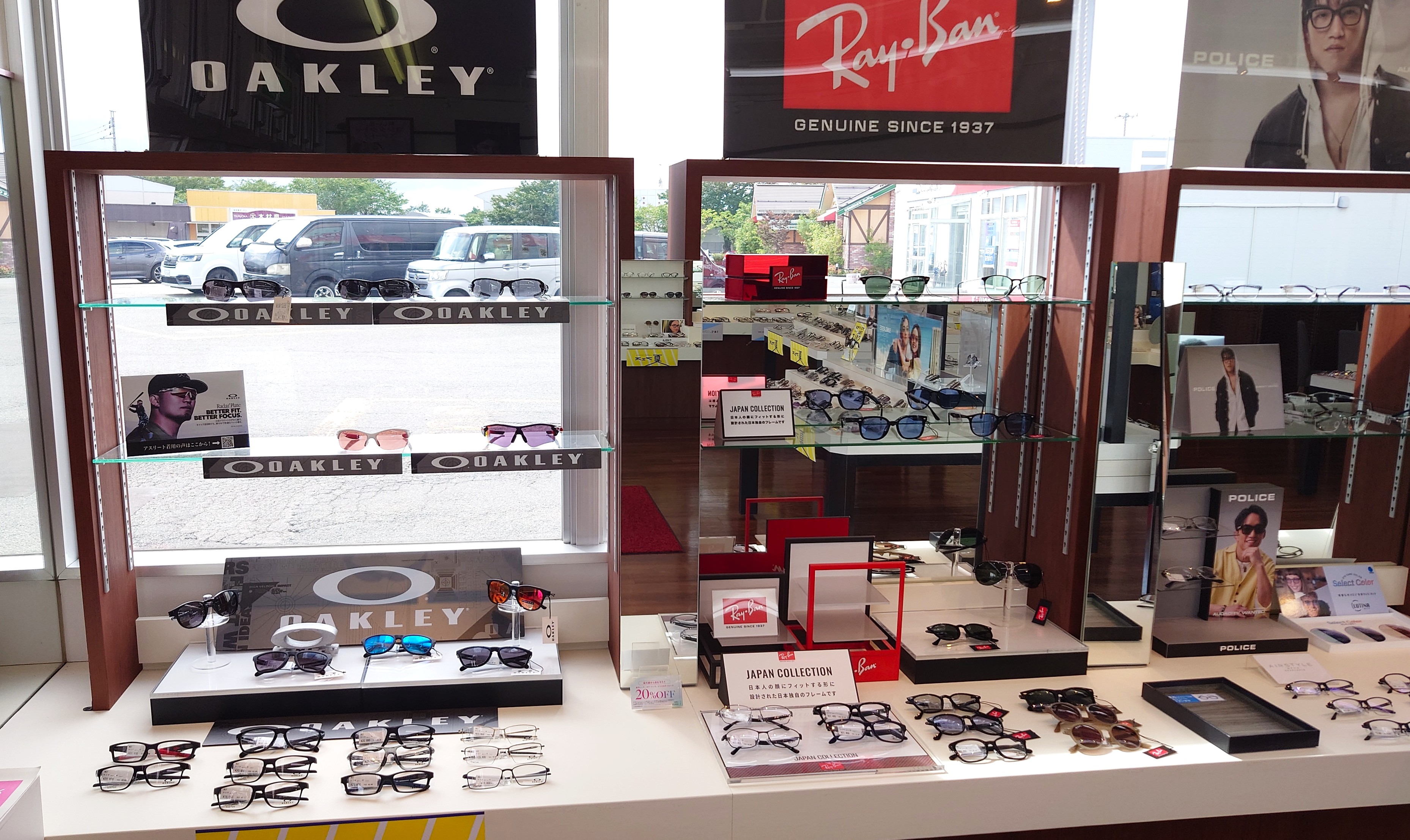 メガネスーパー鶴岡南SC店の店内、OAKLEYとRAYBANのサングラスとフレームが陳列