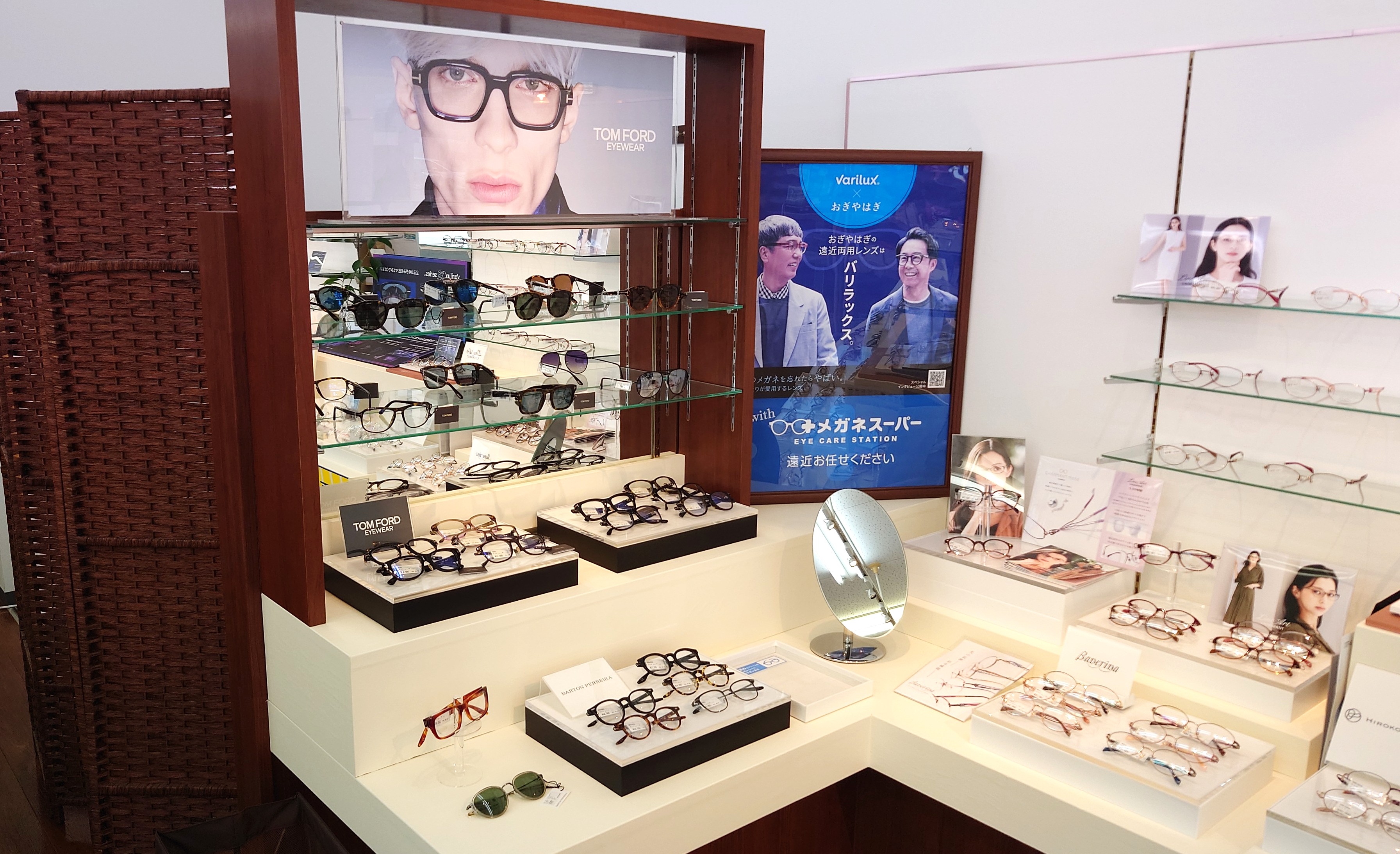 メガネスーパー鶴岡南SC店の店内、TOMFORDのディスプレイとフレームが陳列
