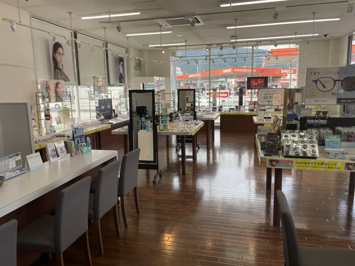 メガネスーパー石和店の店内 多数の商品が並ぶ広い店内