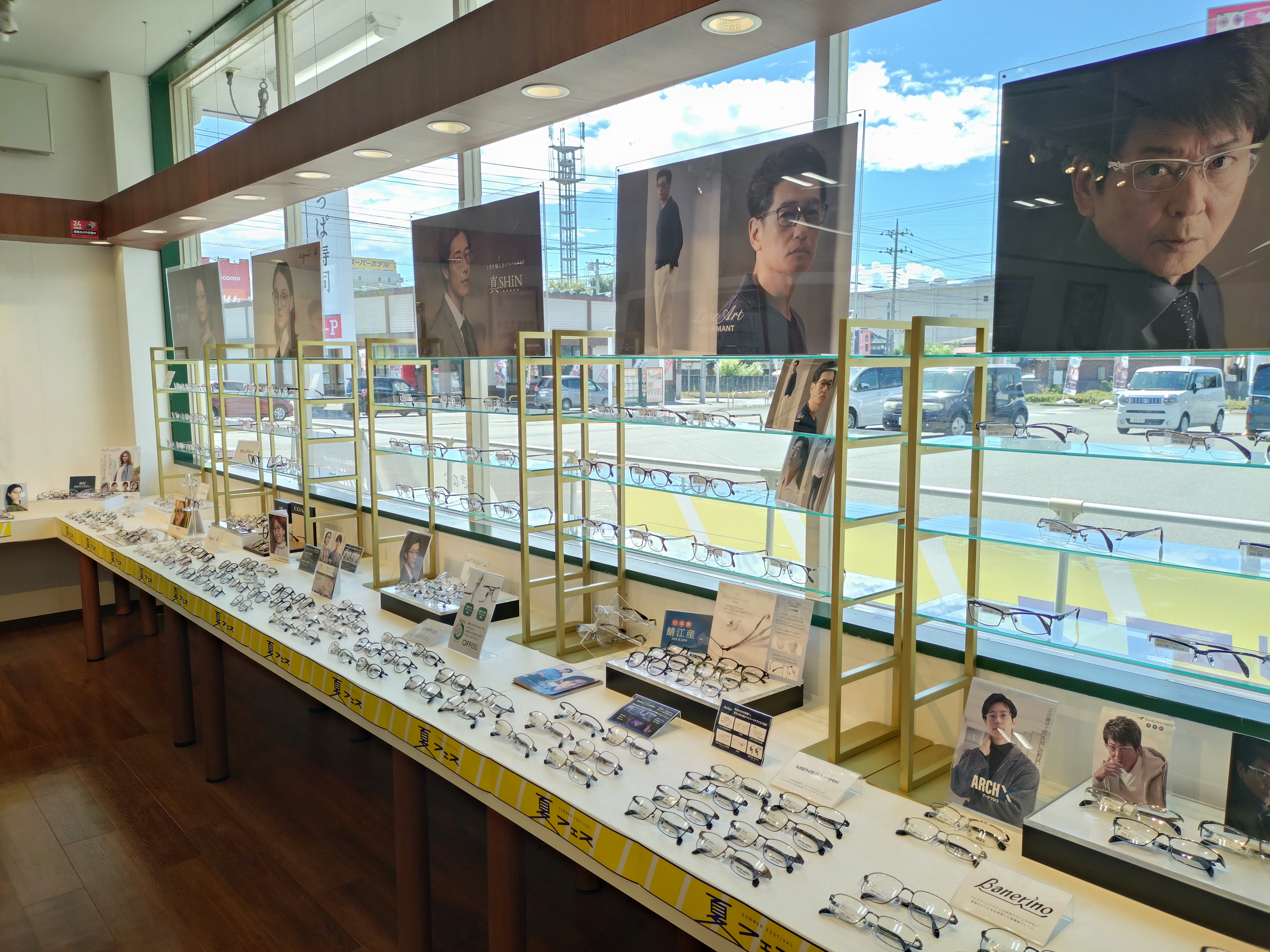 メガネスーパー南アルプス小笠原店の店内、充実した男性フレームコーナー、サムライショウやラインアートを展開した店頭ディスプレイ