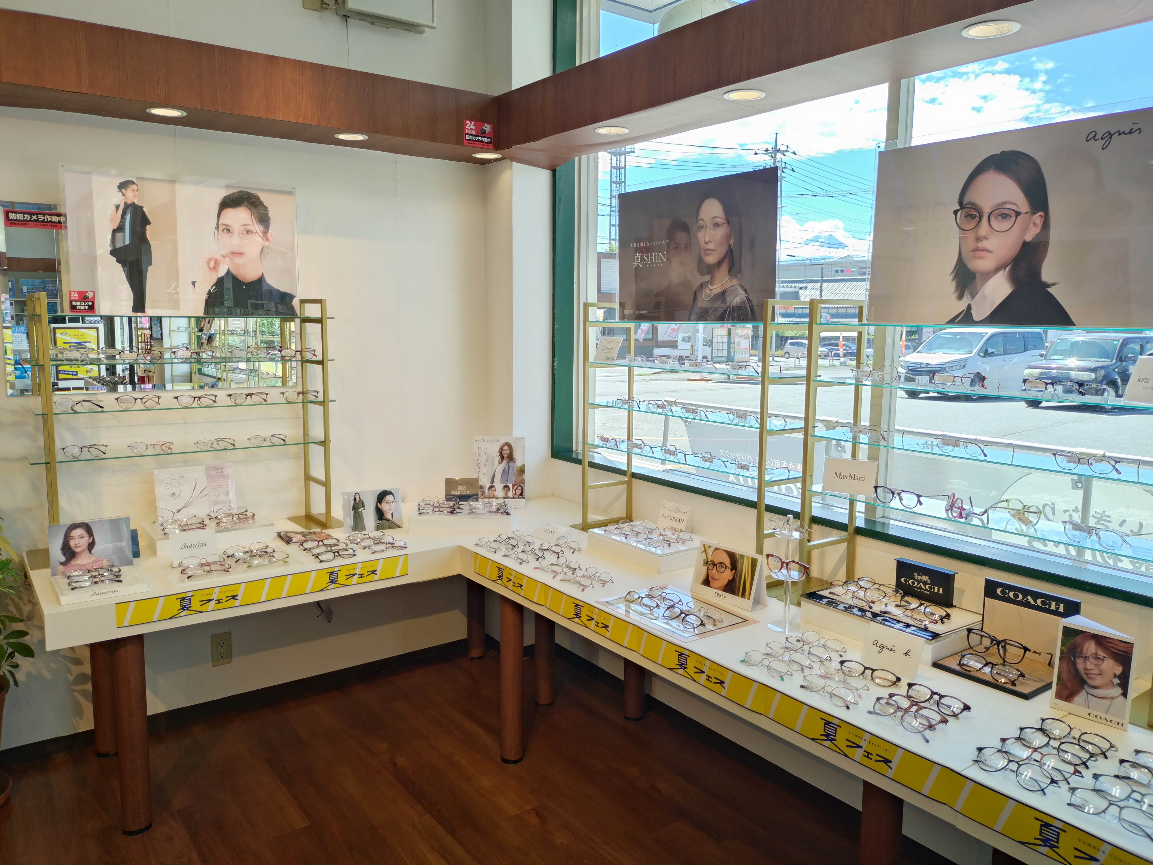 メガネスーパー南アルプス小笠原店の店内、充実した女性フレームコーナー、ラインアートなどを展開した店頭ディスプレイ