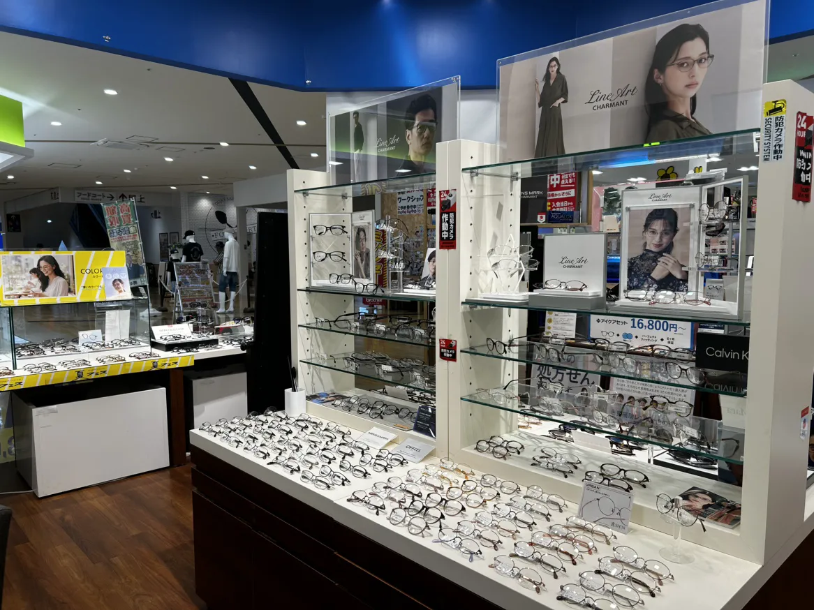 フレームを多数展示