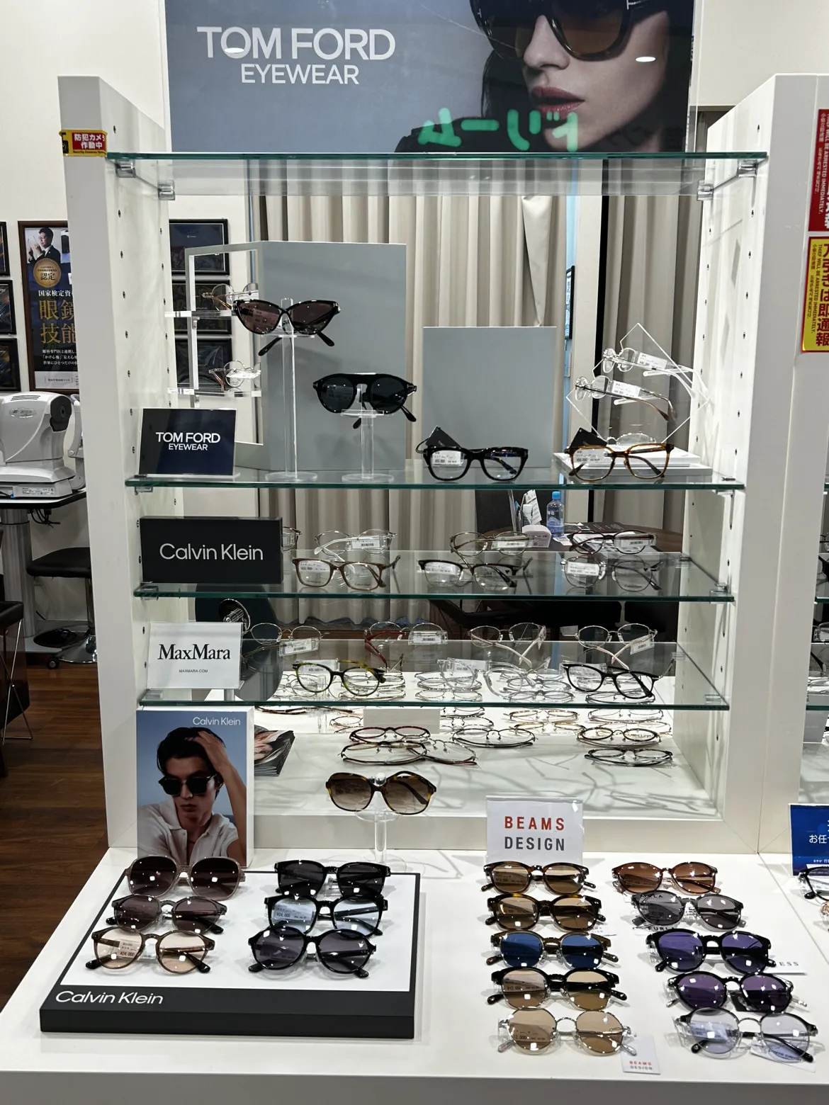 TOMFORD、カルバンクライン、ブランドフレームとサングラスを展開したディスプレイ