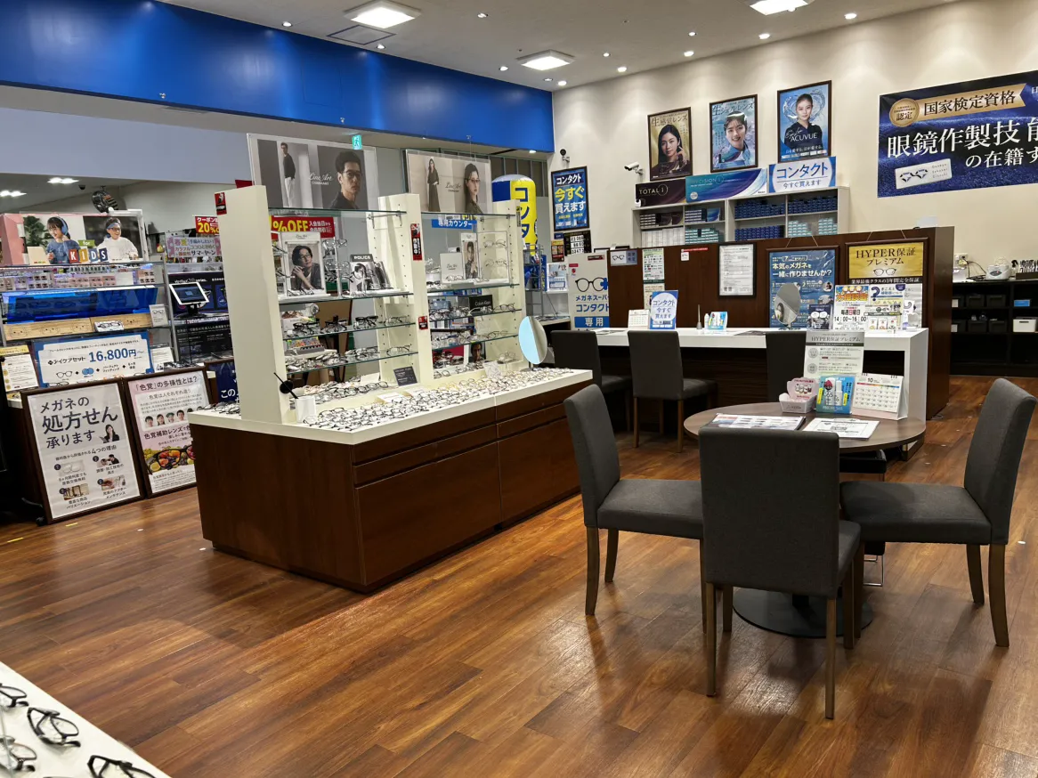 メガネスーパービバモール甲斐敷島店の店内、ブラウンを基調とした落ち着いた店内