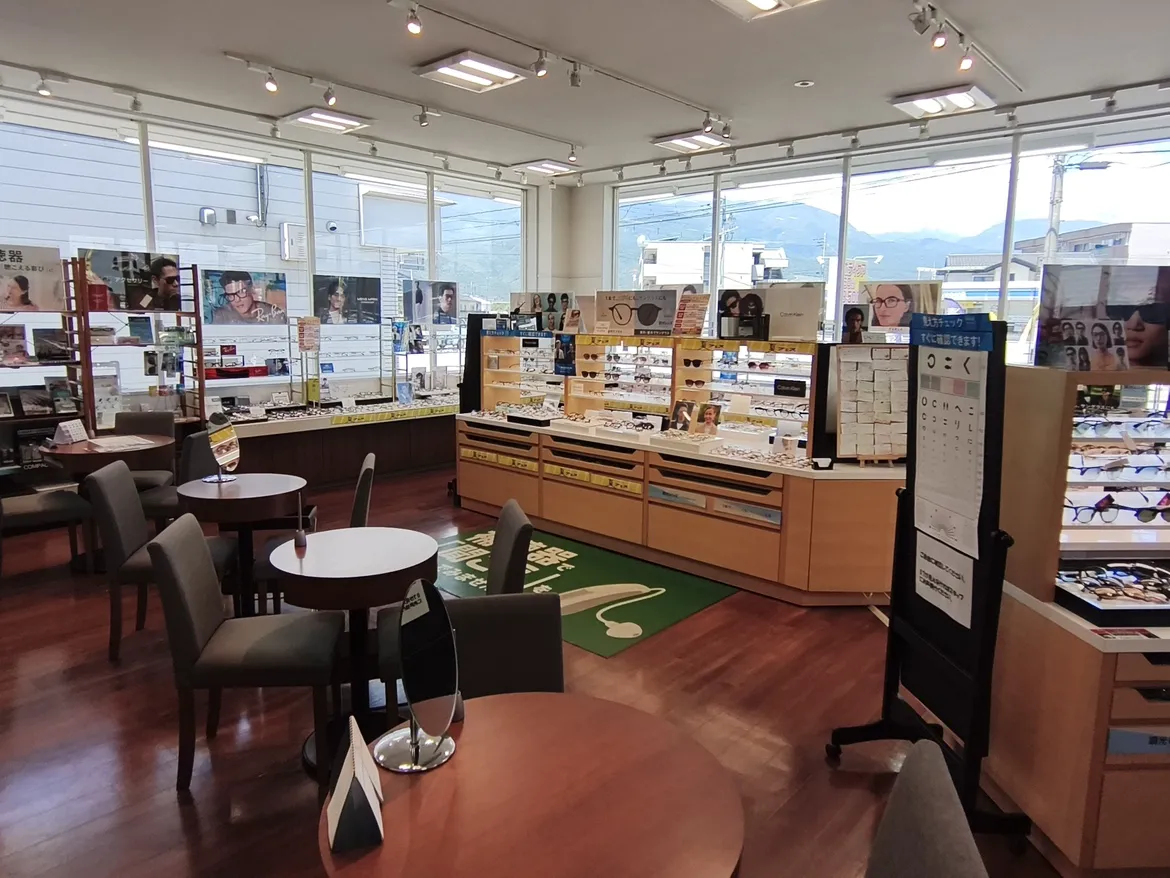 メガネスーパー南アルプス東南湖店の店内、商品が並ぶ売場