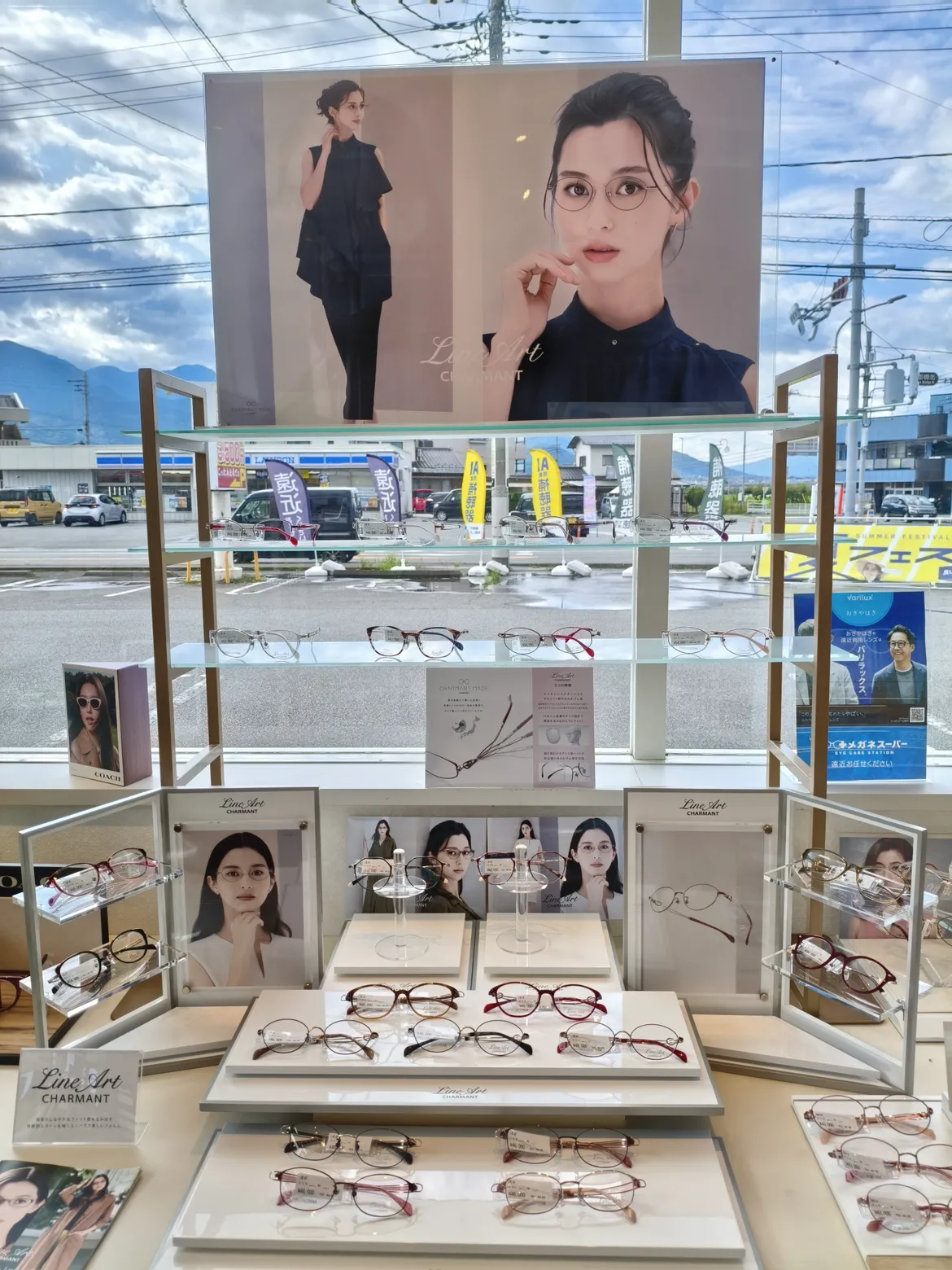 メガネスーパー南アルプス東南湖店のディスプレイ、LINE ARTレディース