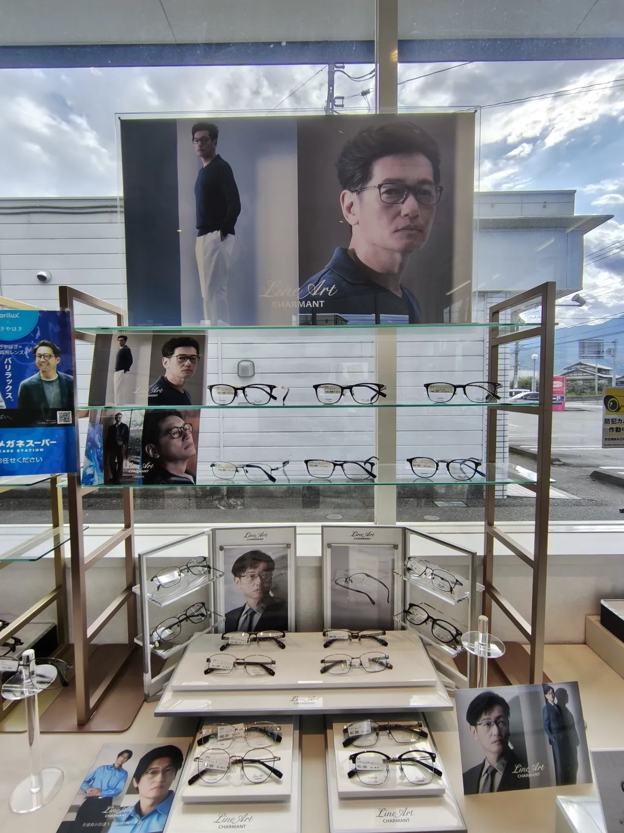 メガネスーパー南アルプス東南湖店のディスプレイ、LINE ARTメンズ