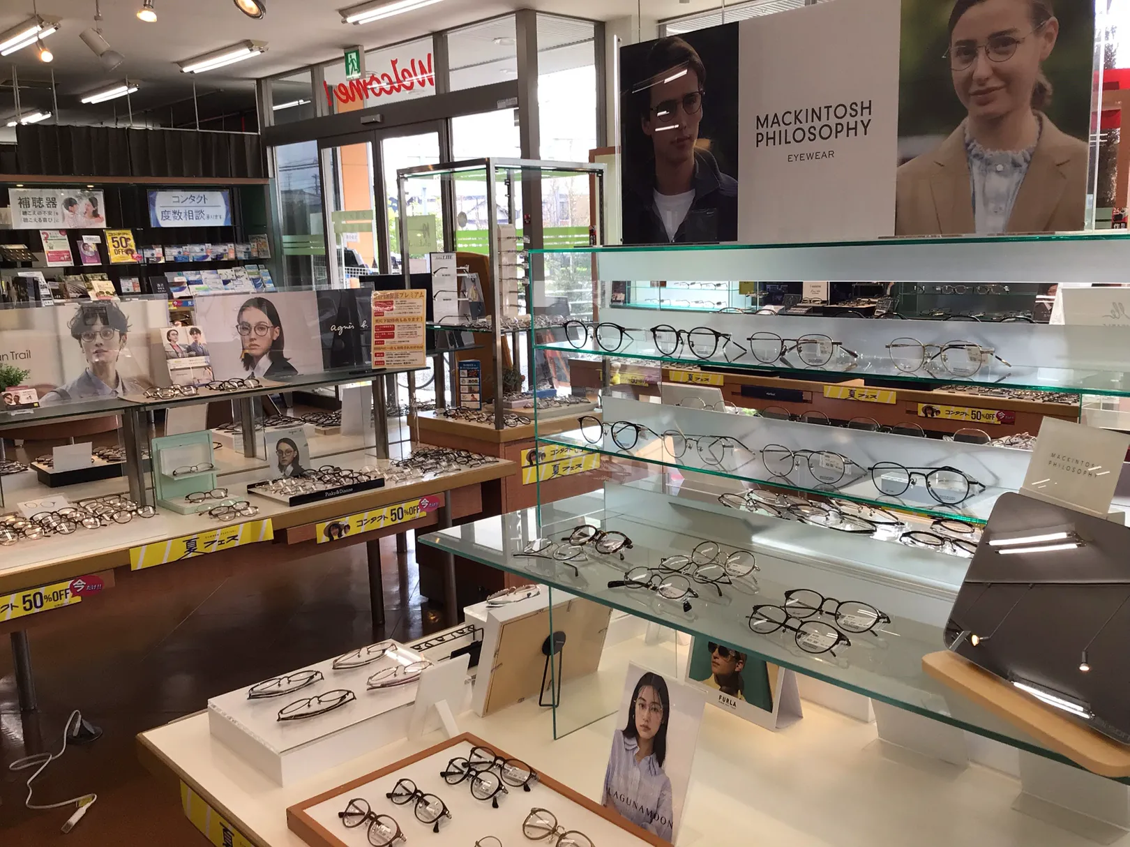 メガネのオオツカ守山店の店内、商品が並ぶ売り場