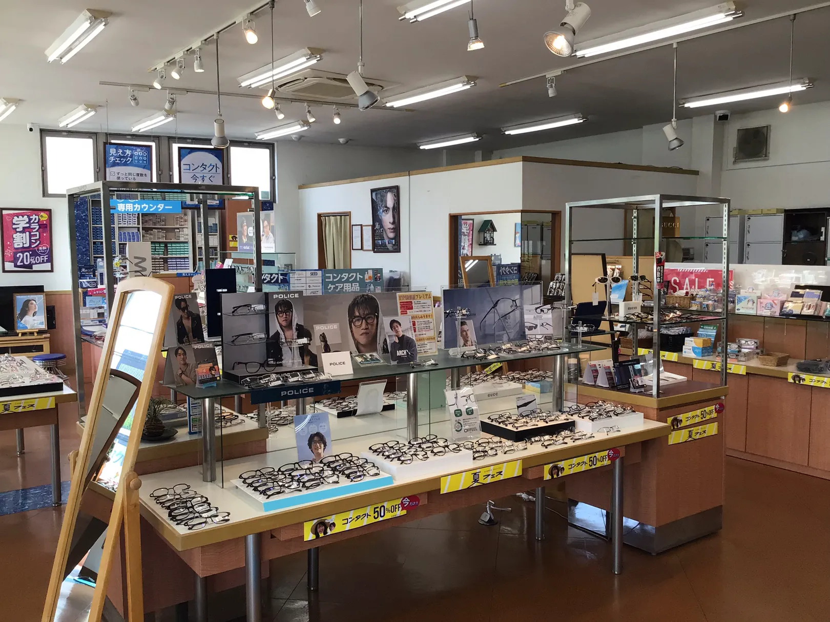 メガネのオオツカ守山店の店内、商品が並ぶ売り場