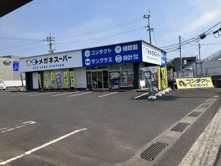メガネスーパー鹿児島宇宿店の外観、ガラス張りの入り口