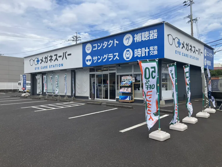 メガネスーパー鹿児島宇宿店の外観、ガラス張りの入り口