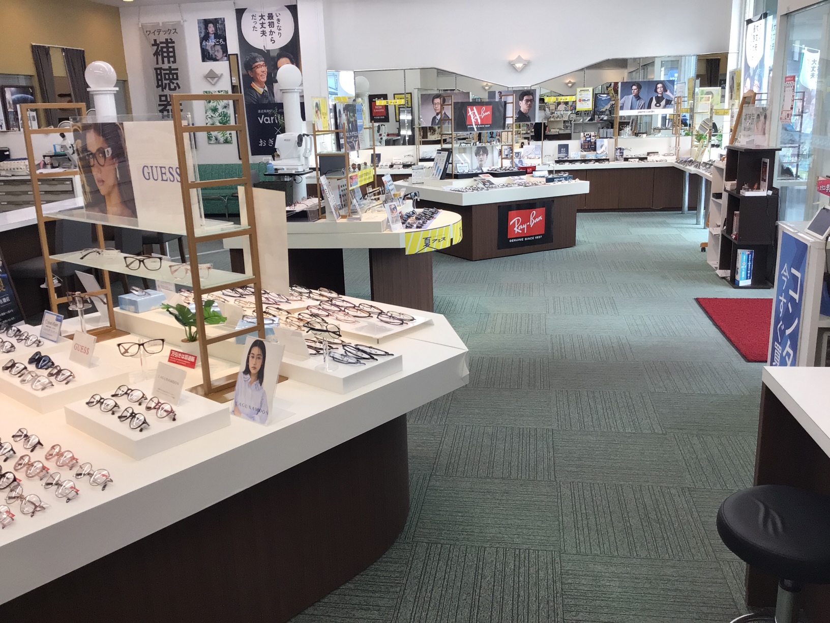 メガネスーパー鹿児島吉野店の店内入って左からの様子