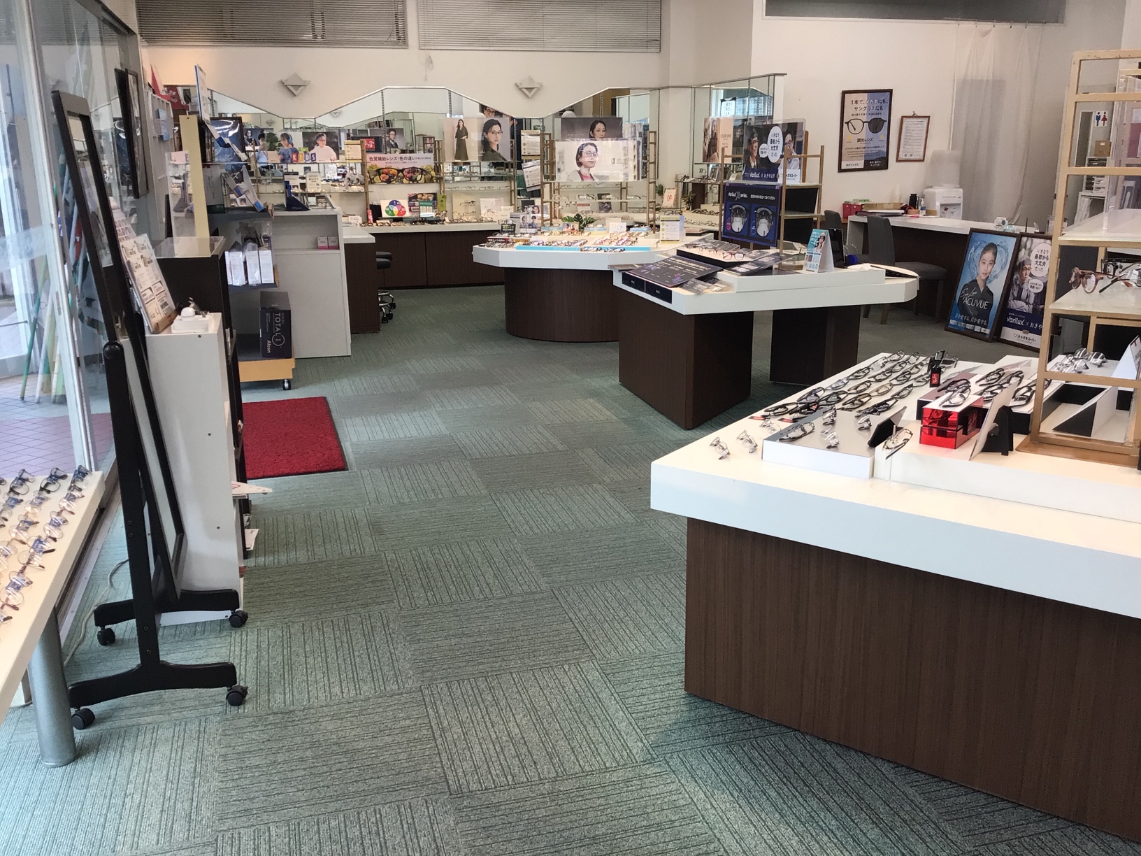 メガネスーパー鹿児島吉野店の店内写真右から