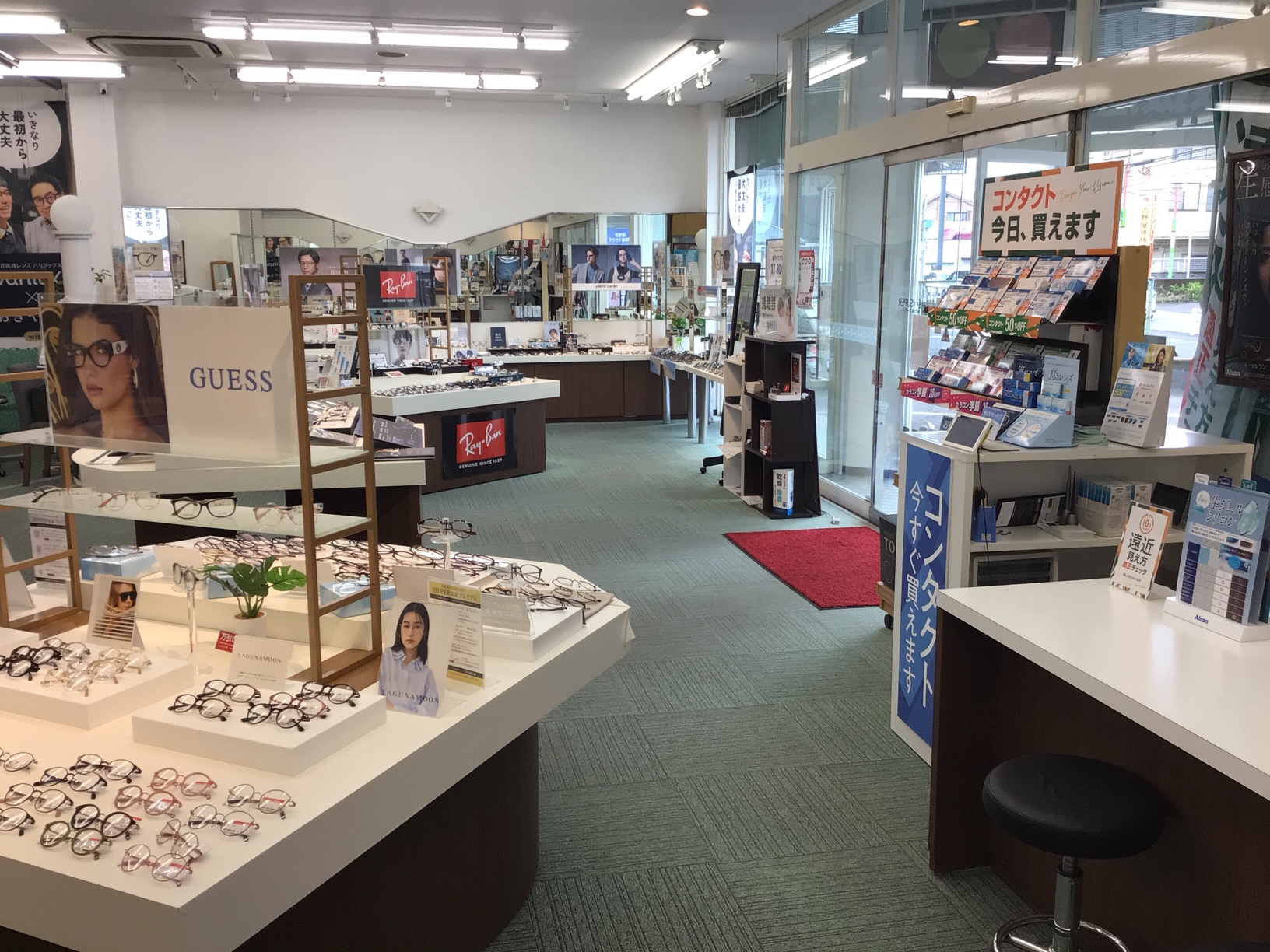 メガネスーパー鹿児島吉野店の店内写真左から