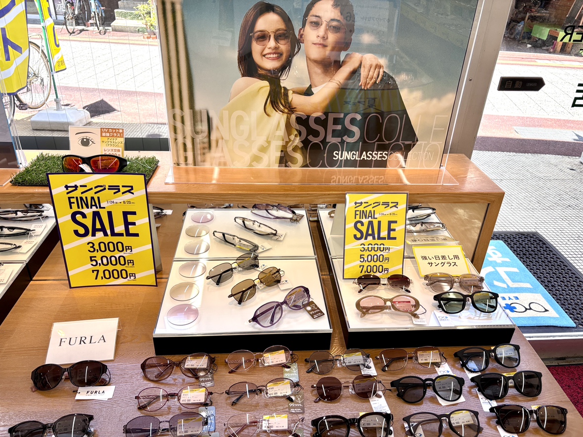 メガネスーパー奄美名瀬店の店内、サングラスの売場