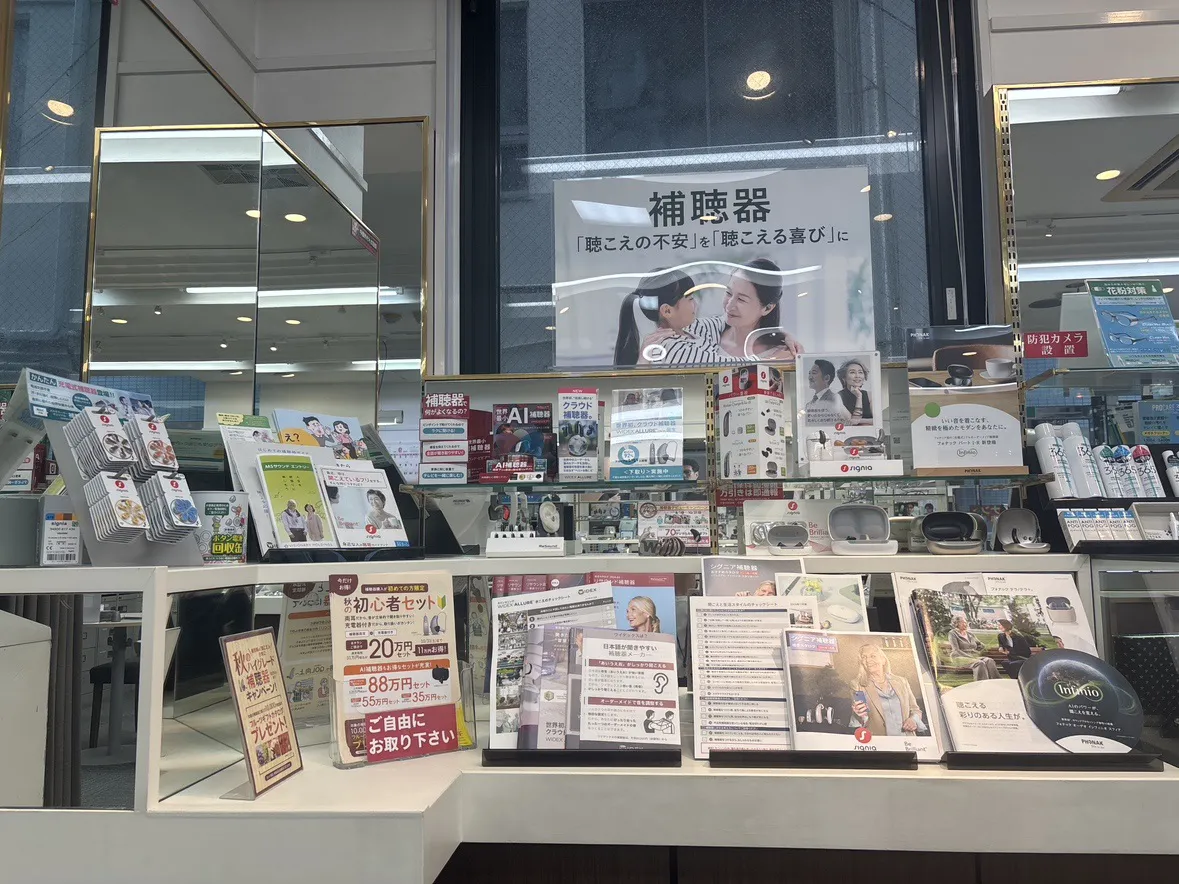 メガネスーパー鹿児島中央駅前店の店内、各種補聴器メーカーの展示売場