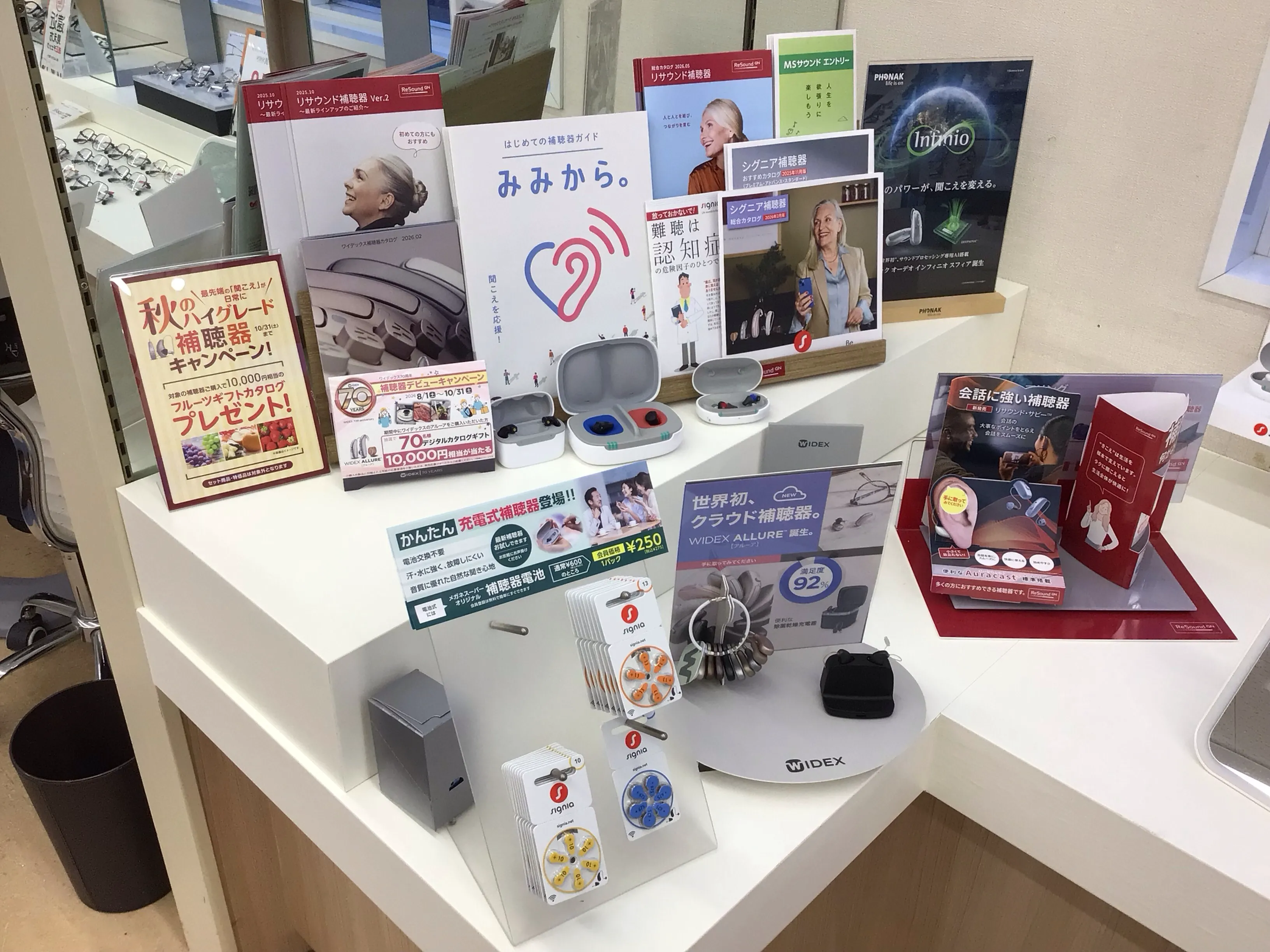 メガネスーパー新潟中条店の店内、補聴器の季節キャンペーンの案内