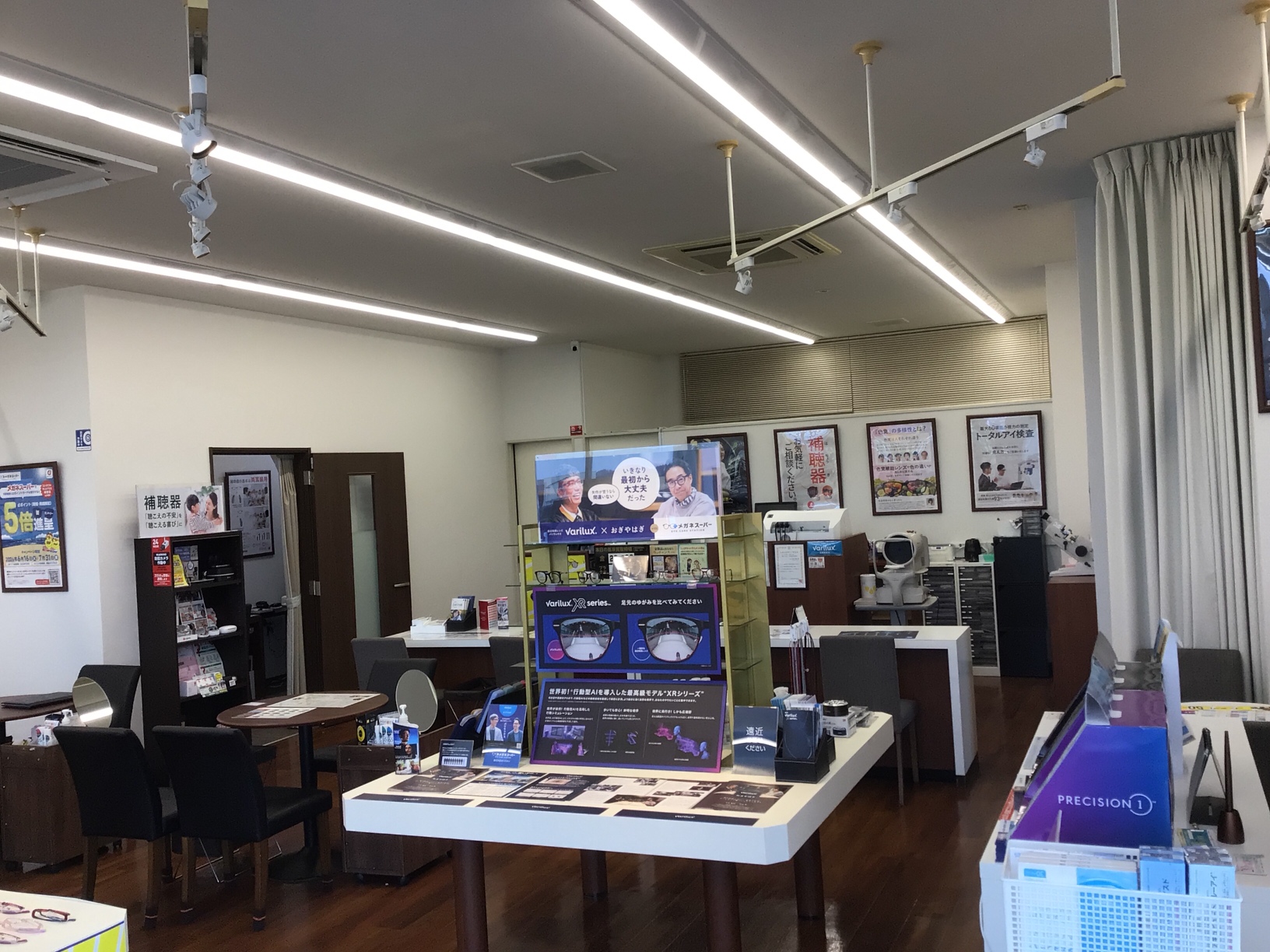 メガネスーパー新津程島店の内観。遠近両用レンズの展示がある。