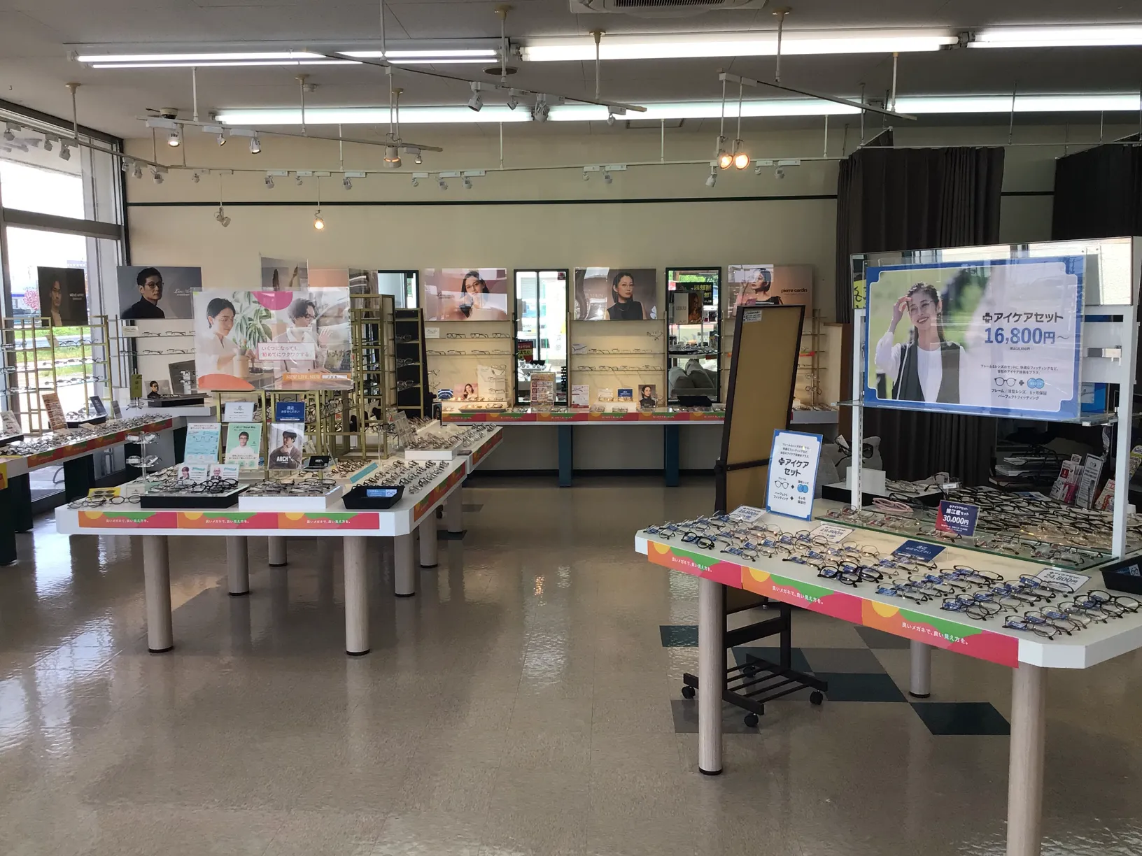 メガネスーパー新潟吉田店｜来店予約受付中/コンタクトがすぐ買える！