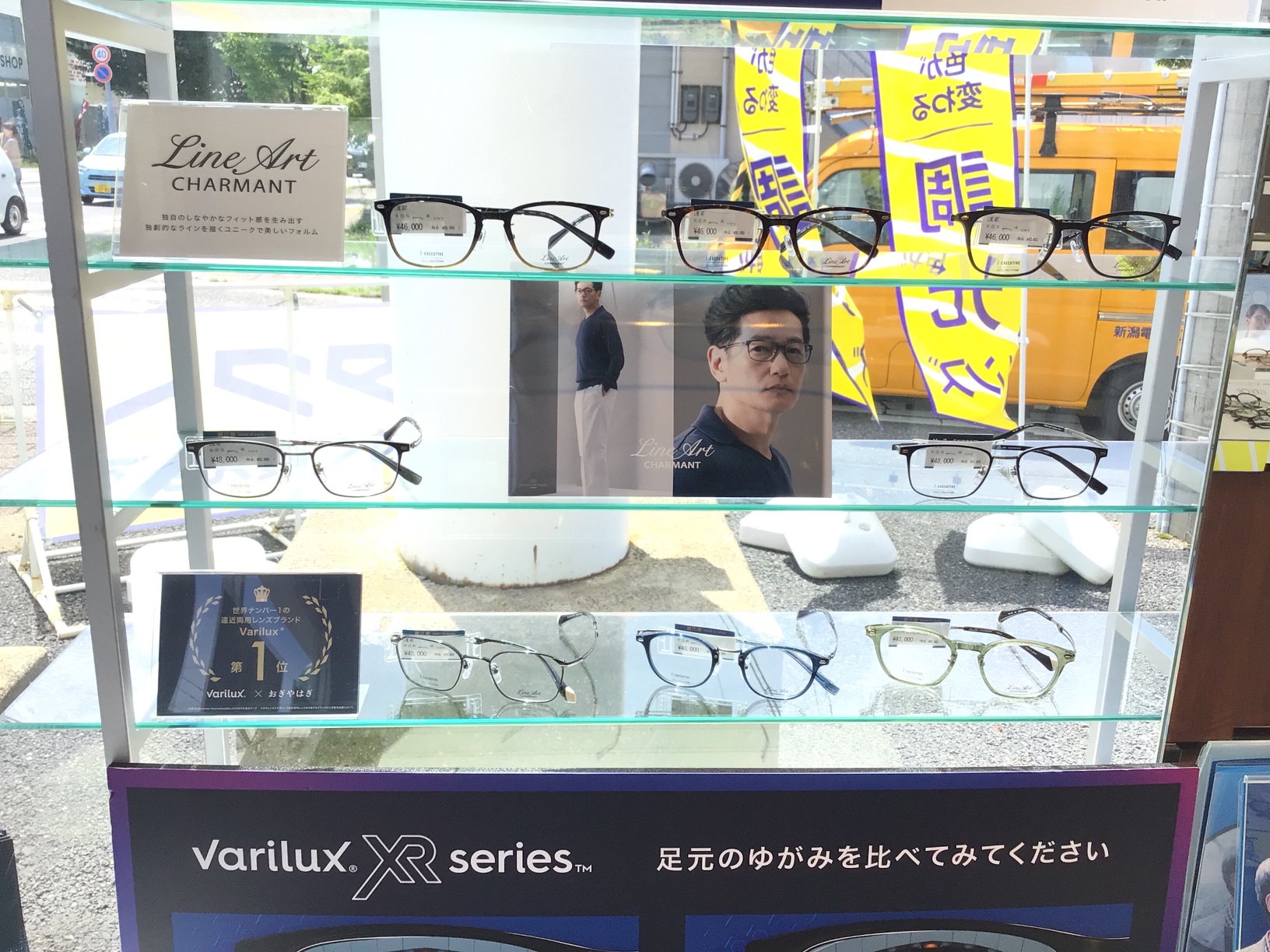メガネスーパー新潟松崎ニュータウン店のディスプレイ、ラインアート男性のフレームを展開した店頭ディスプレイ