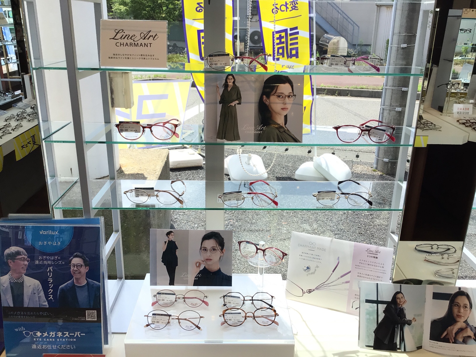 メガネスーパー新潟松崎ニュータウン店のディスプレイ、ラインアート女性のフレームを展開した店頭ディスプレイ
