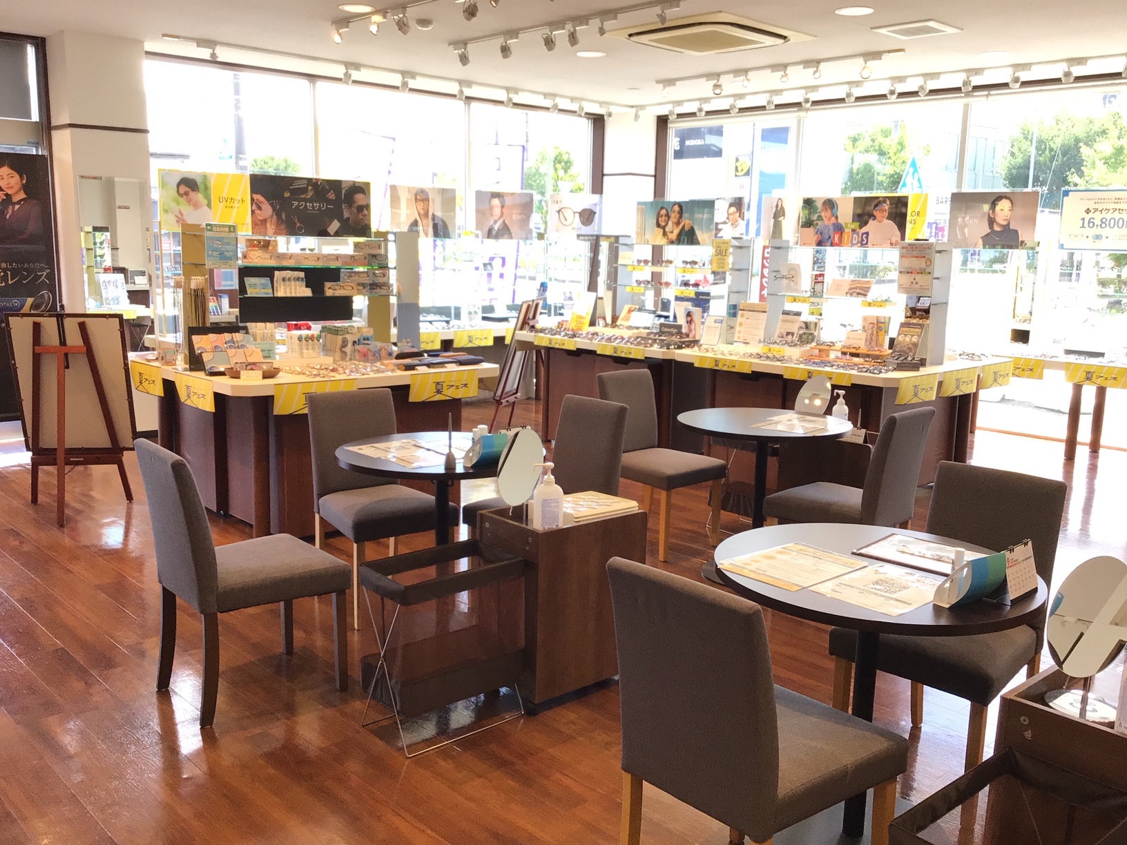 メガネスーパー新潟松崎ニュータウン店の店内、広々と個別対応可能なテーブルとチェア