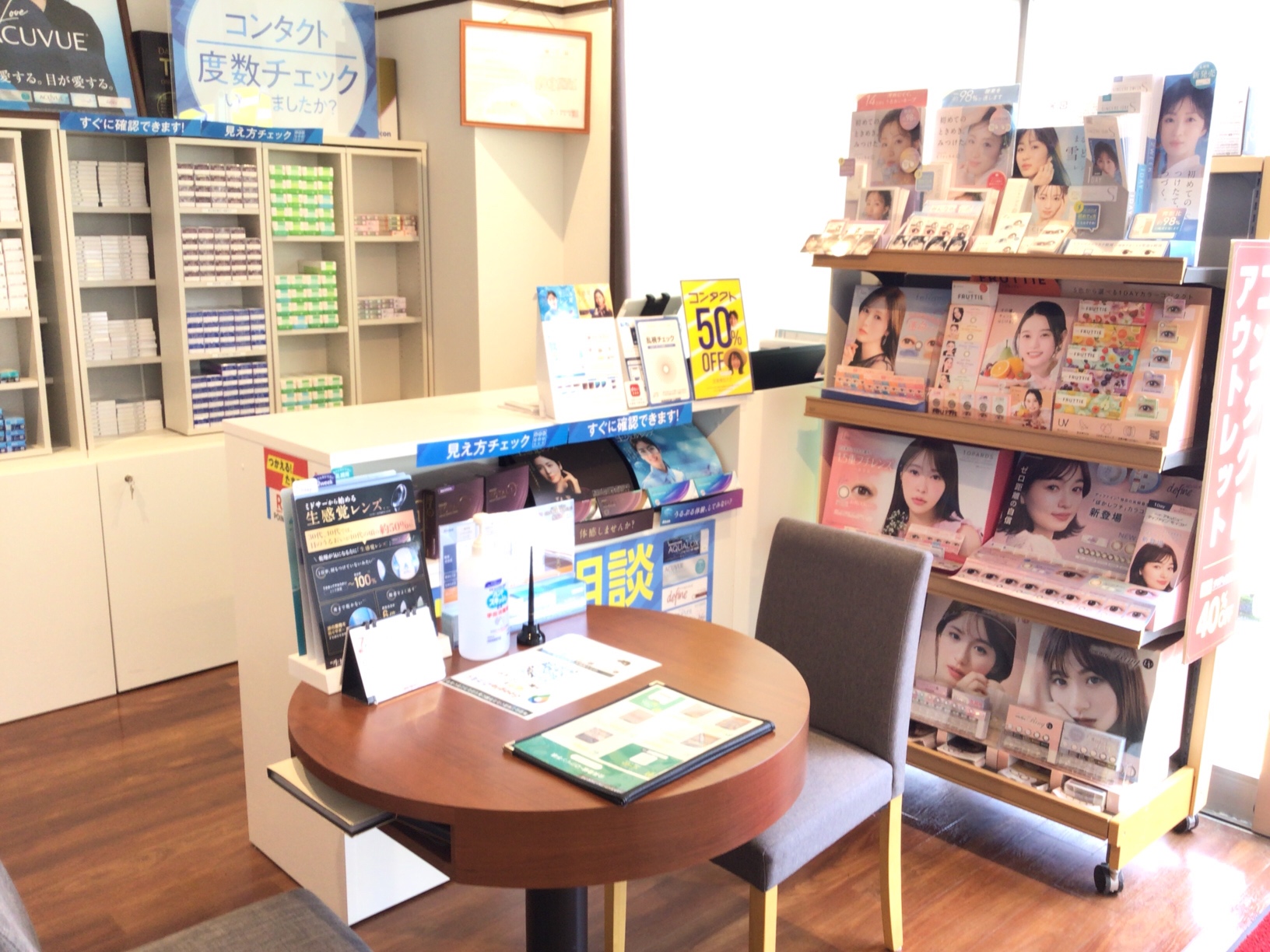 メガネスーパー新潟松崎ニュータウン店のディスプレイ、カラーコンタクト