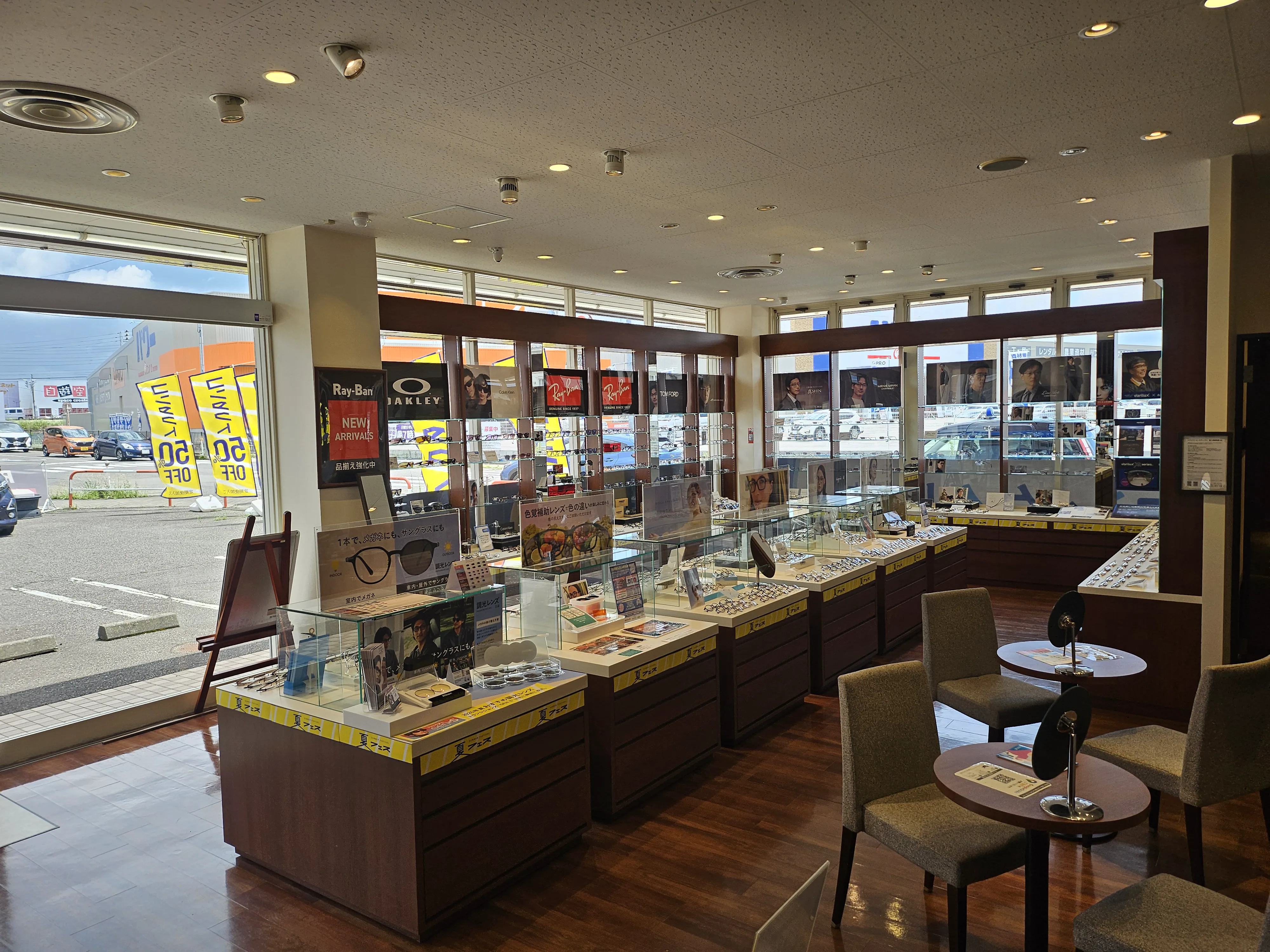 メガネスーパー新潟黒埼店の店内