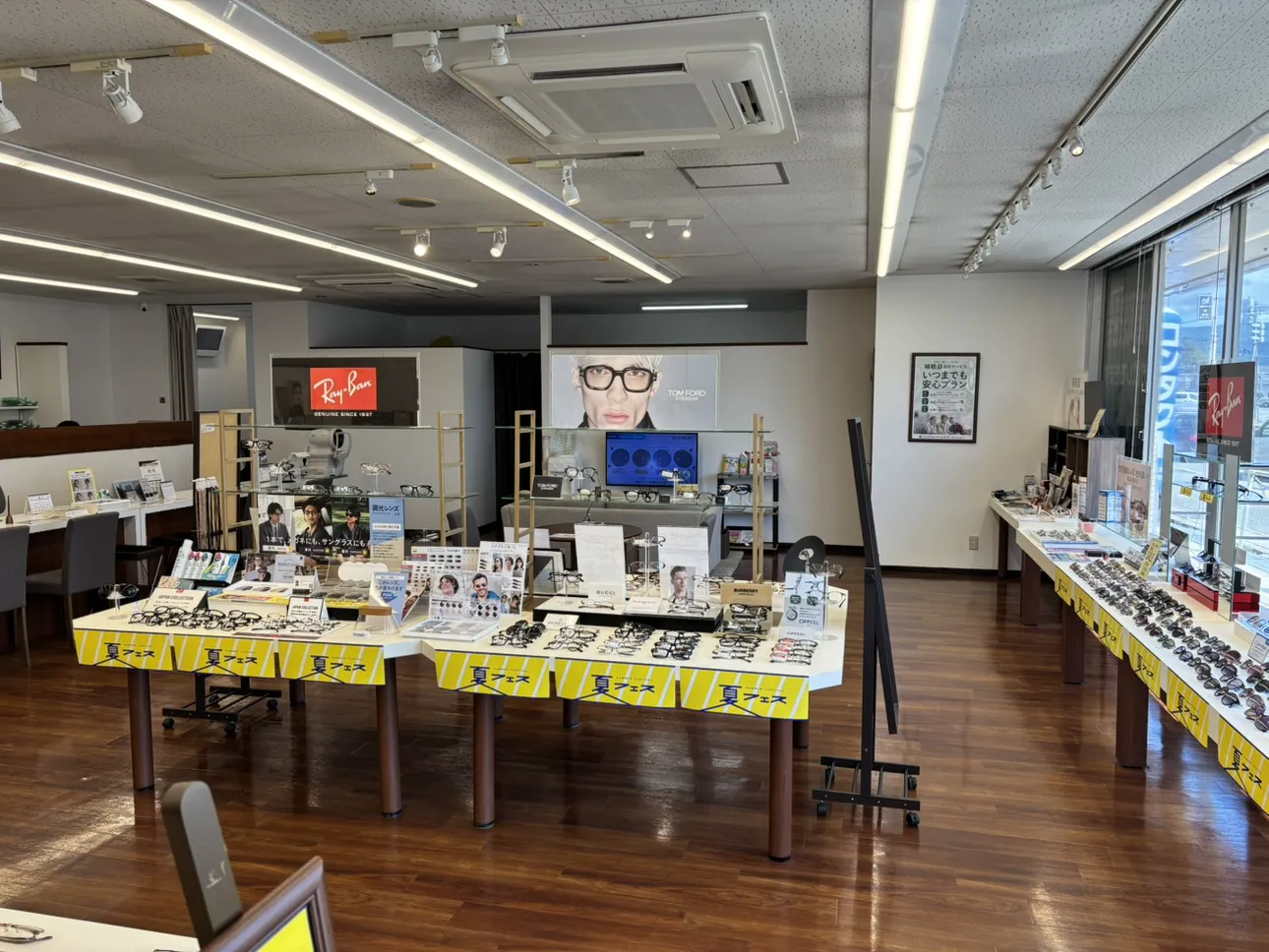 メガネスーパー佐渡佐和田店の店内、広々として落ち着いた雰囲気の内装でゆっくりと買い物ができる売り場