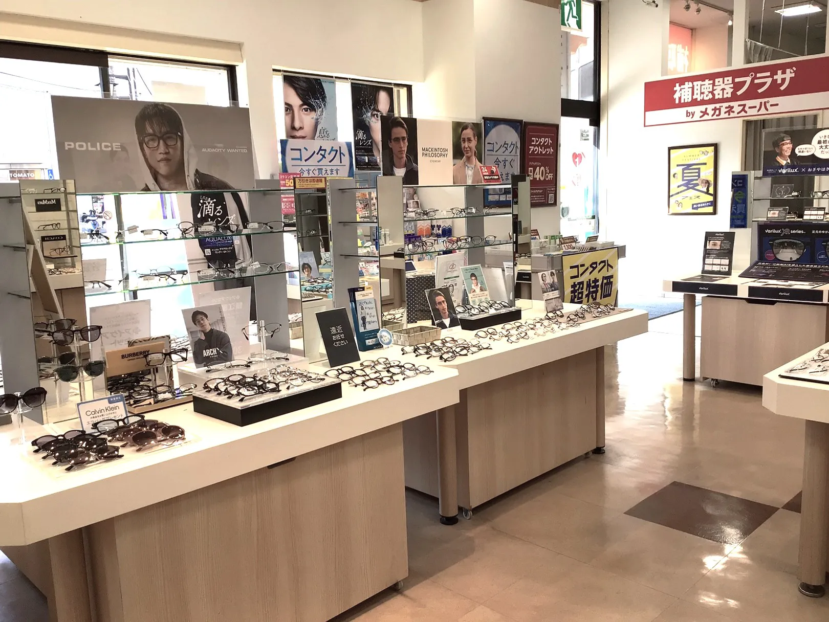 メガネスーパーいせはらcoma店の店内、明るく広い売り場