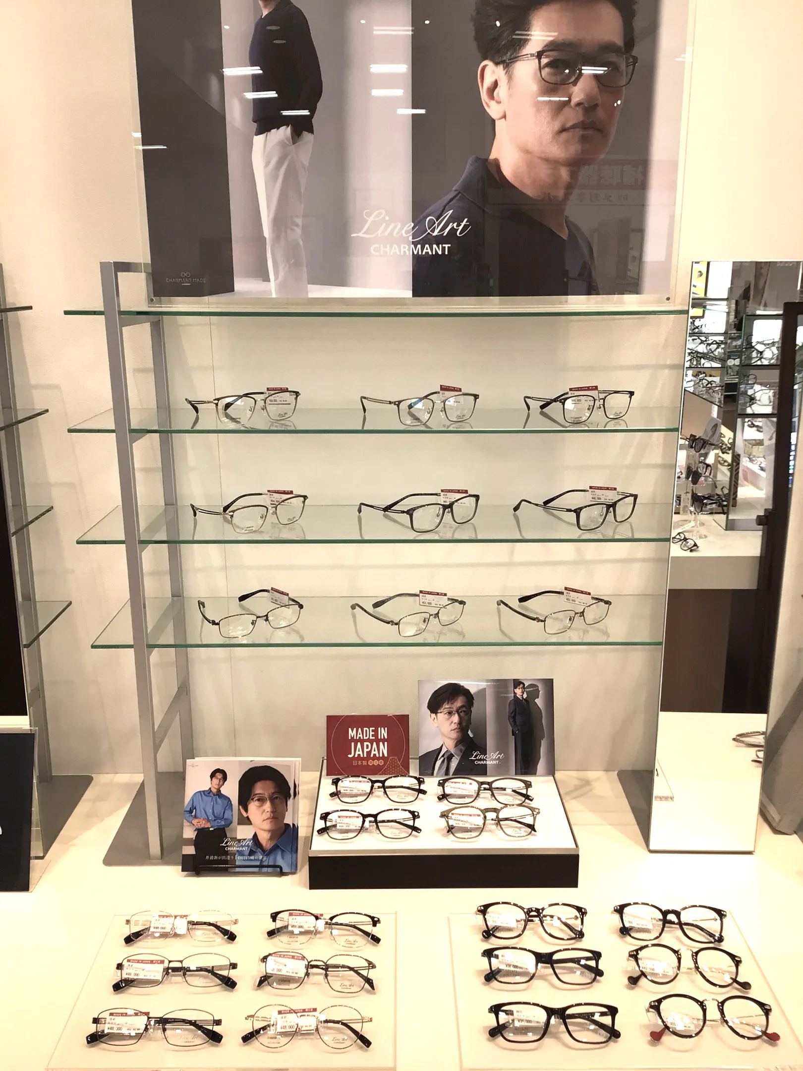メガネスーパーいせはらcoma店のディスプレイ、ブランド商品の展示