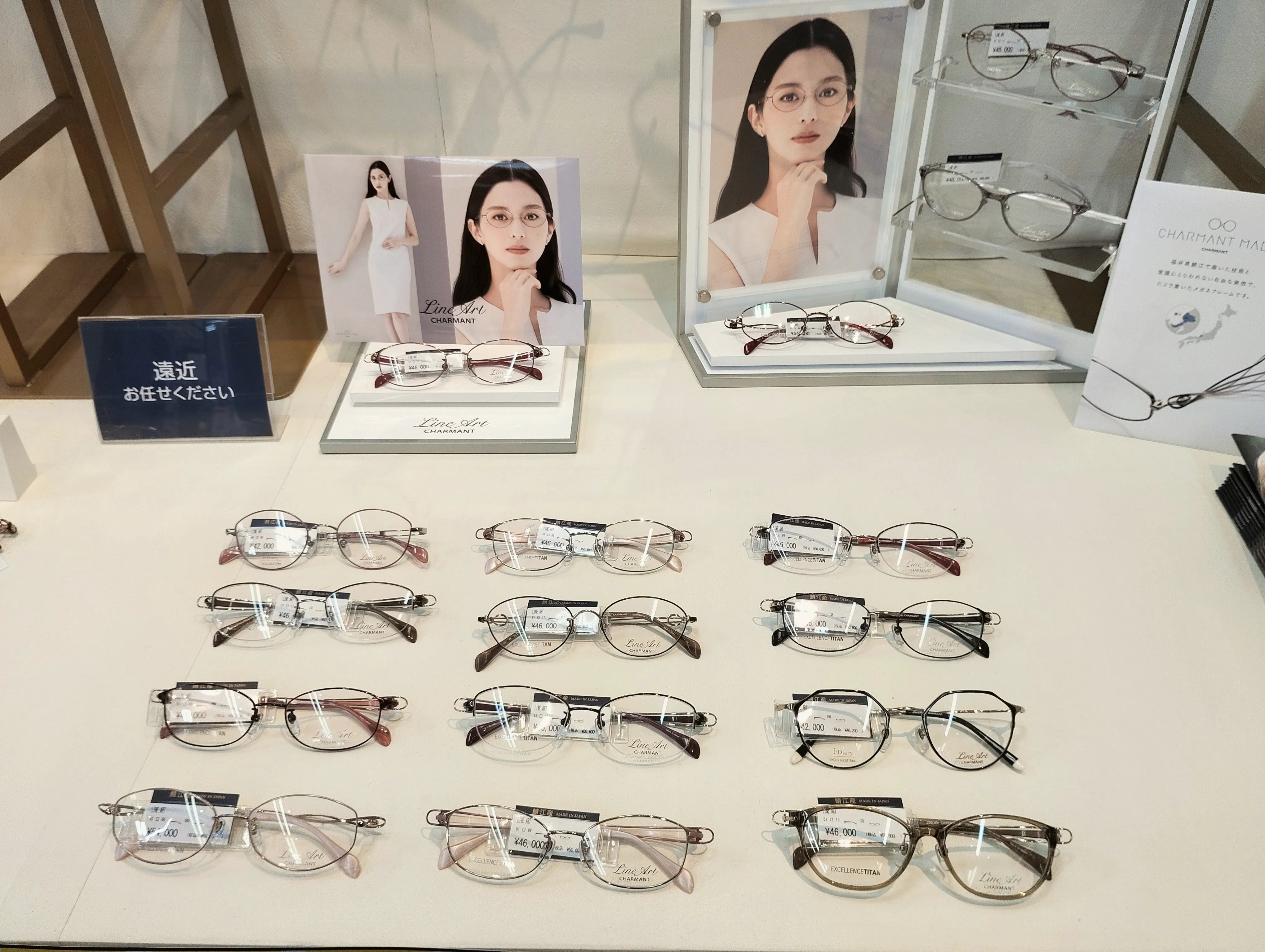 メガネスーパー上大岡店のディスプレイ、女性用ラインアートのフレーム展示