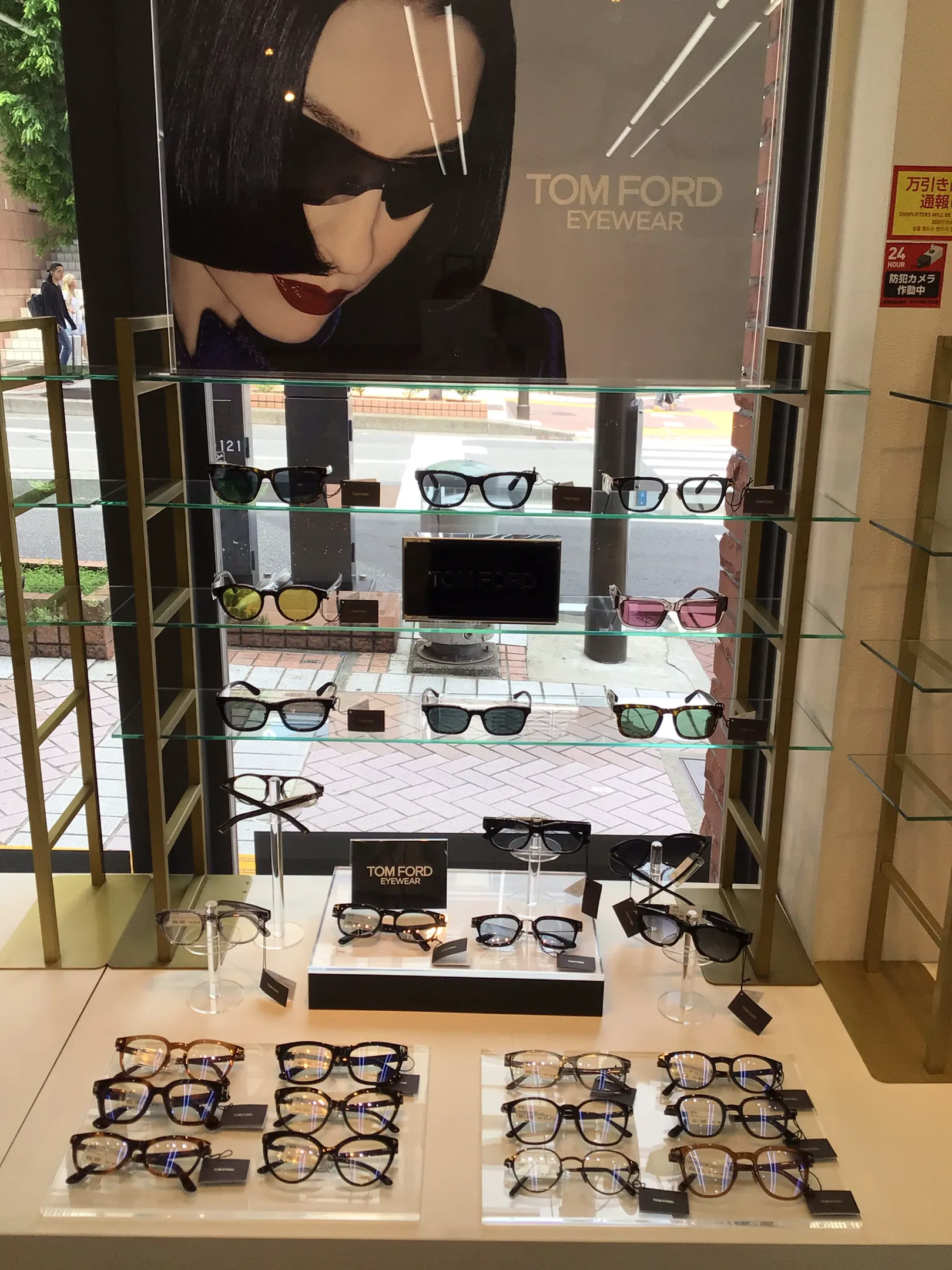 メガネスーパー藤沢南口店のディスプレイ、TOMFORDのフレームを展開したディスプレイ