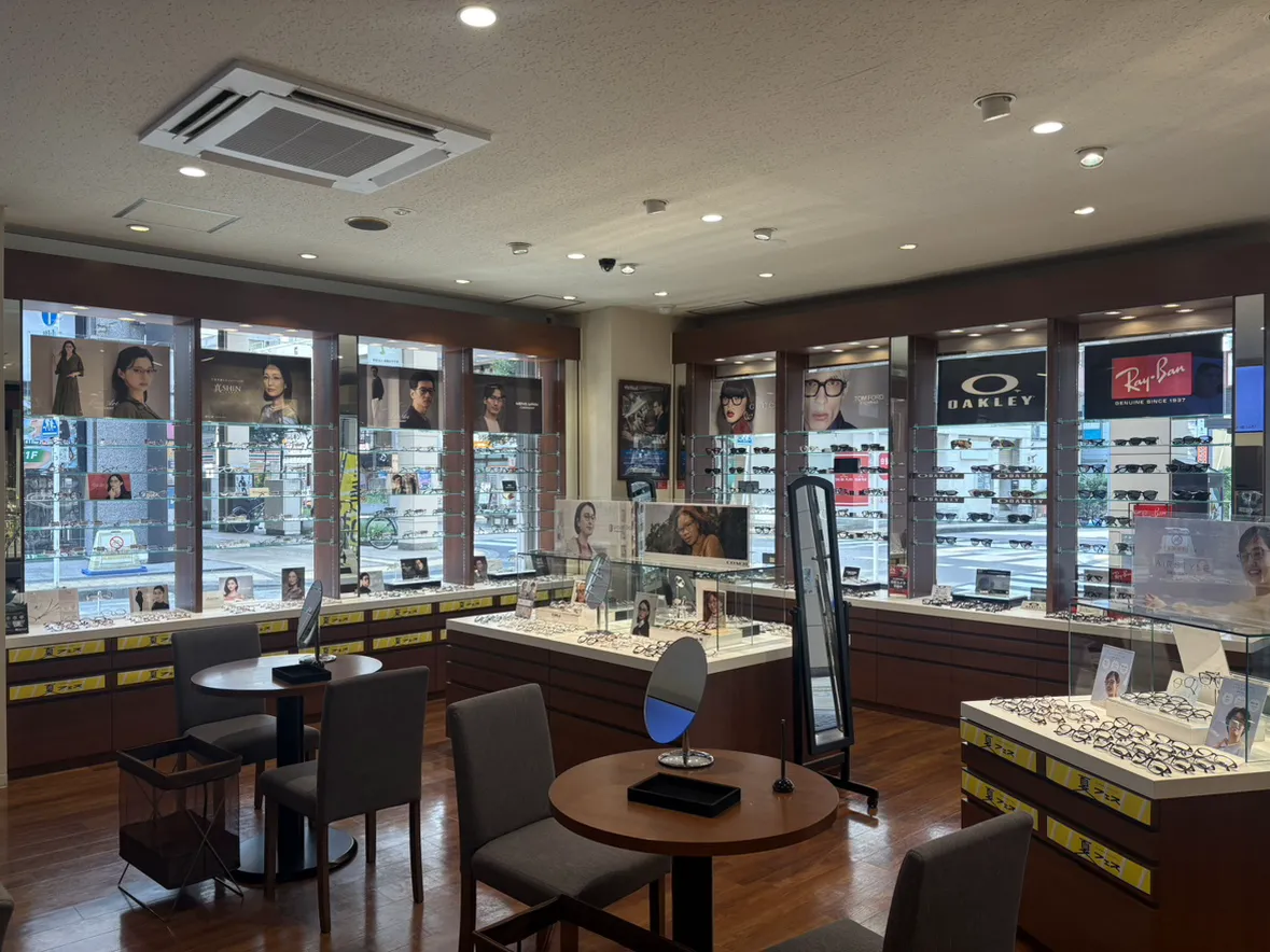メガネスーパー相模大野駅前店の店内、商品が並ぶ明るい広々とした売場