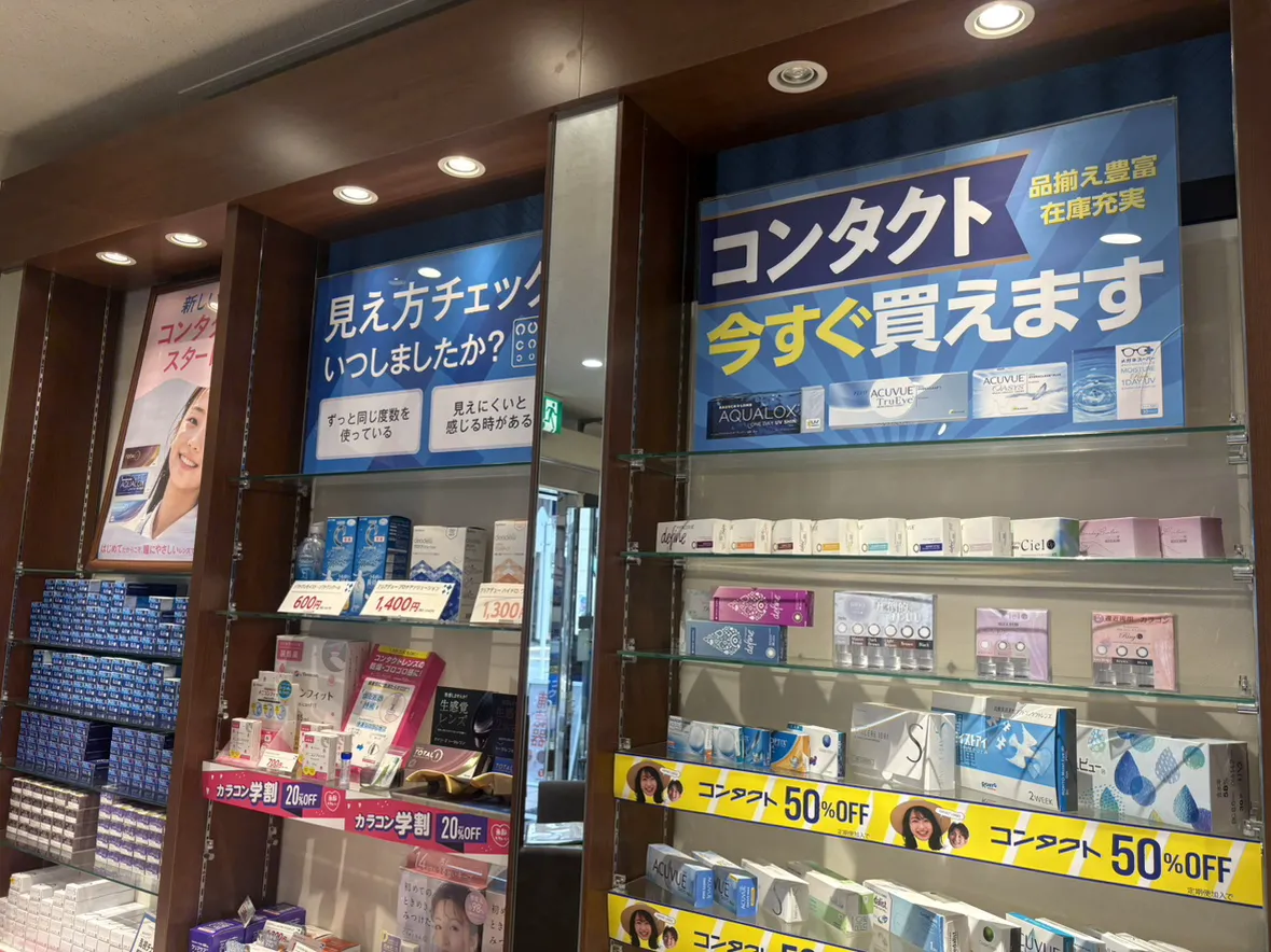 メガネスーパー相模大野駅前店のディスプレイ、コンタクトレンズの展示