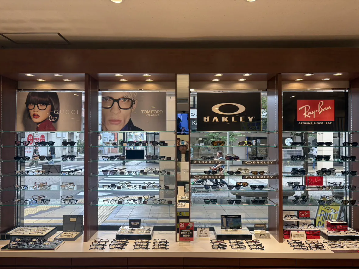 メガネスーパー相模大野駅前店のディスプレイ、トムフォード・レイバン・オークリー・グッチ商品の展示