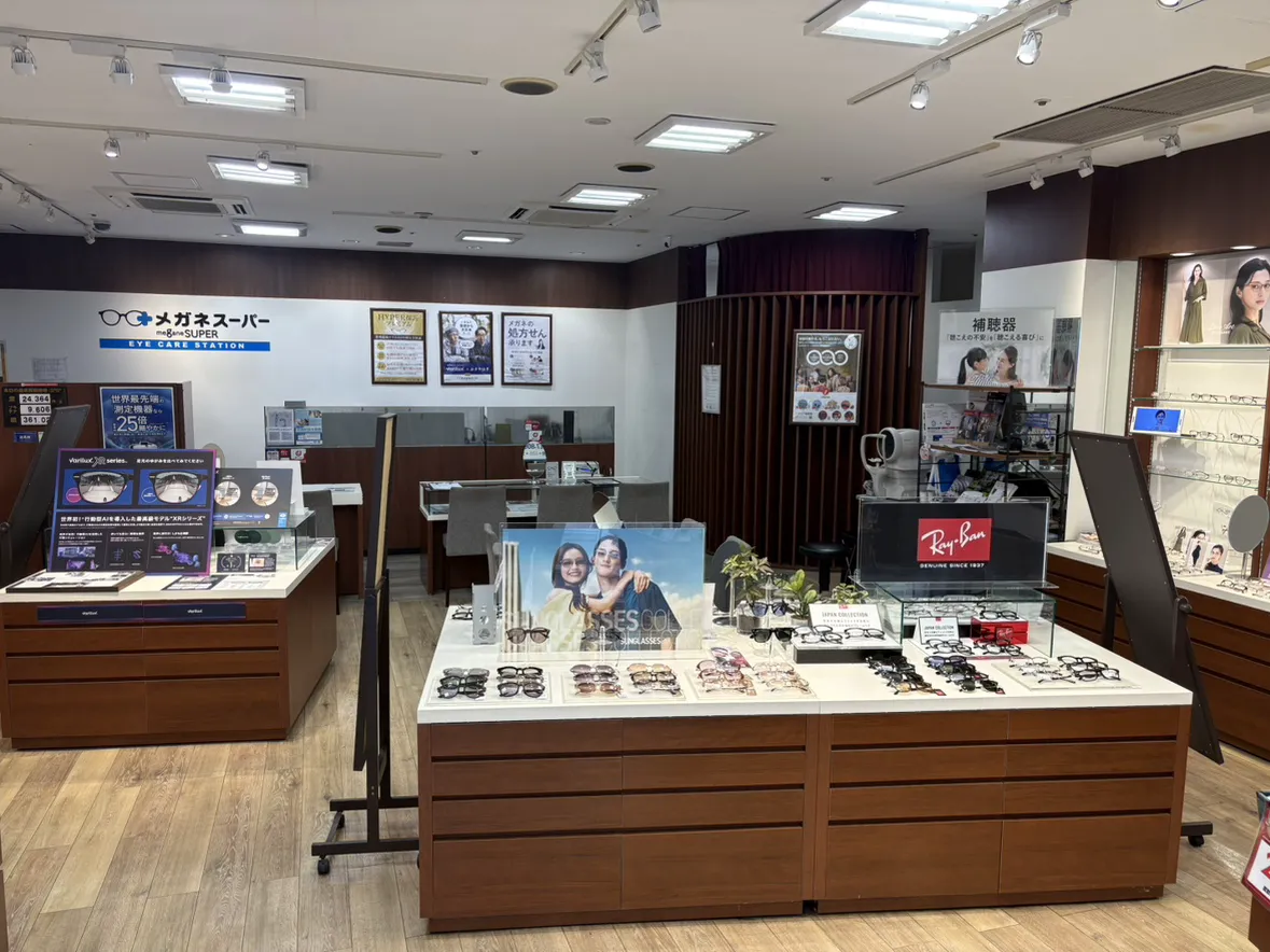 メガネスーパー八王子本店　入口から見た店内風景
