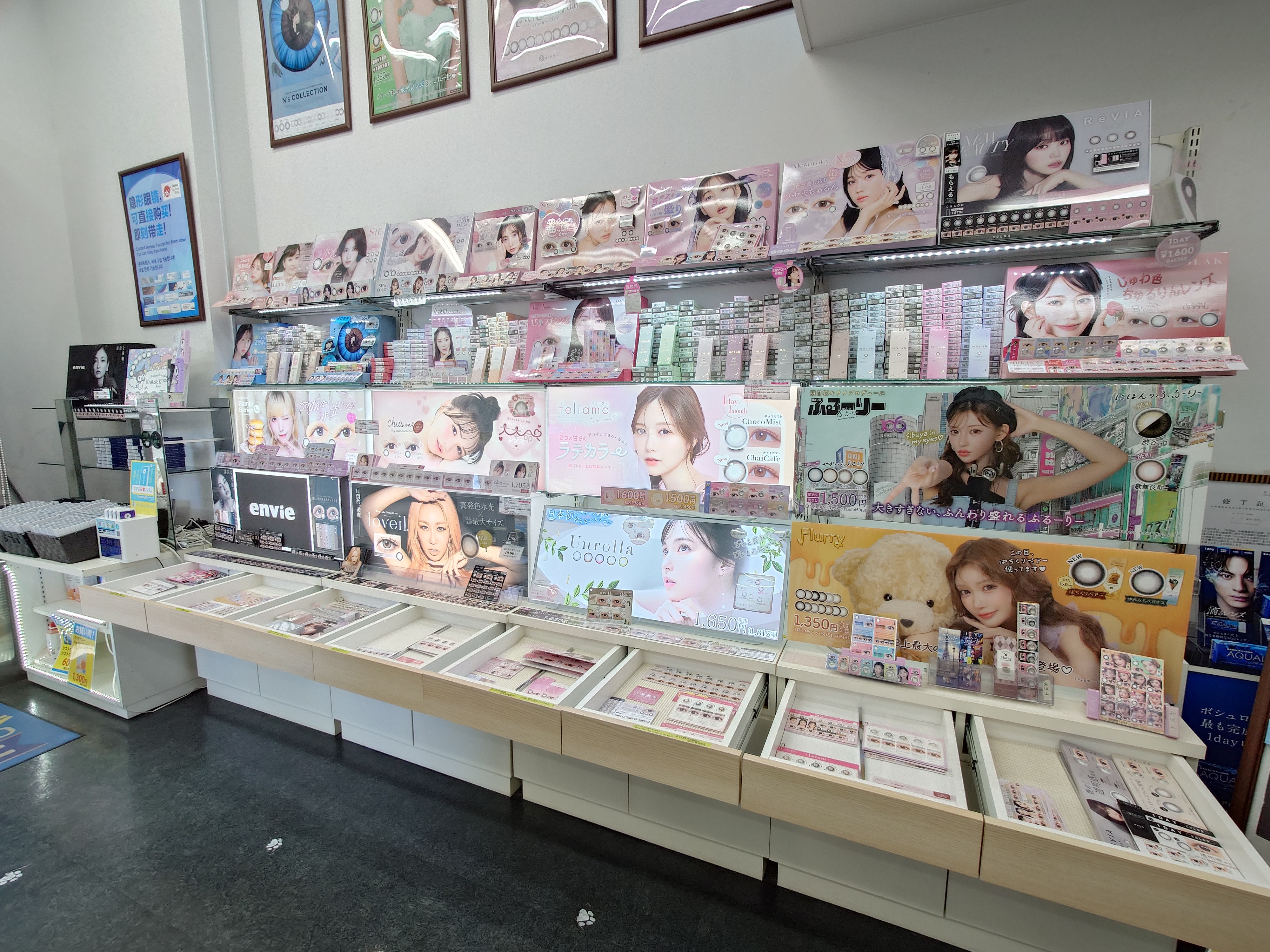 メガネスーパーコンタクト秋葉原駅前店のカラーコンタクトレンズの展示、1Day、2Week、1Month、乱視用、遠近両用の取り扱い