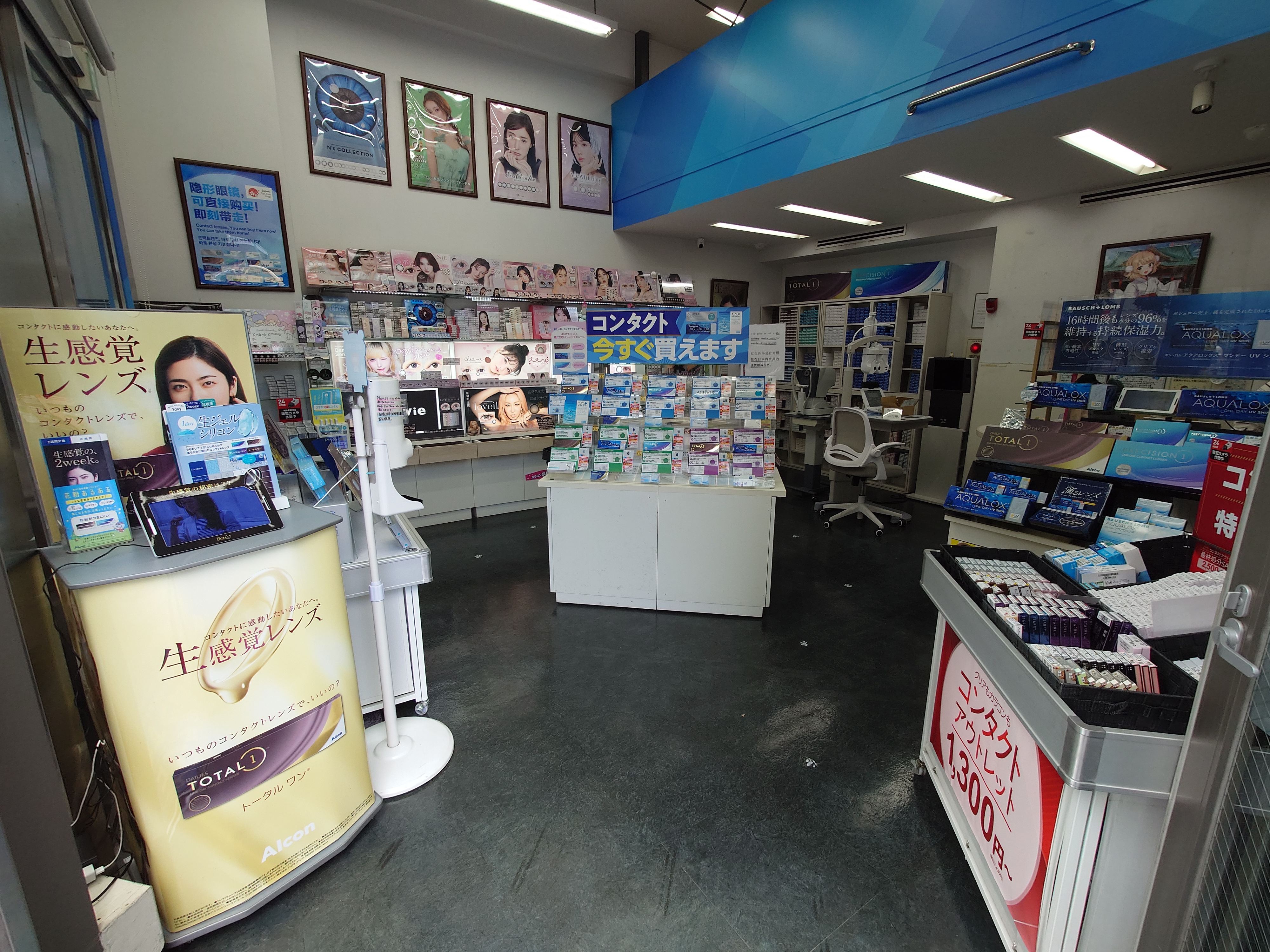 メガネスーパーコンタクト秋葉原駅前店の店内、商品や検査機のある売り場