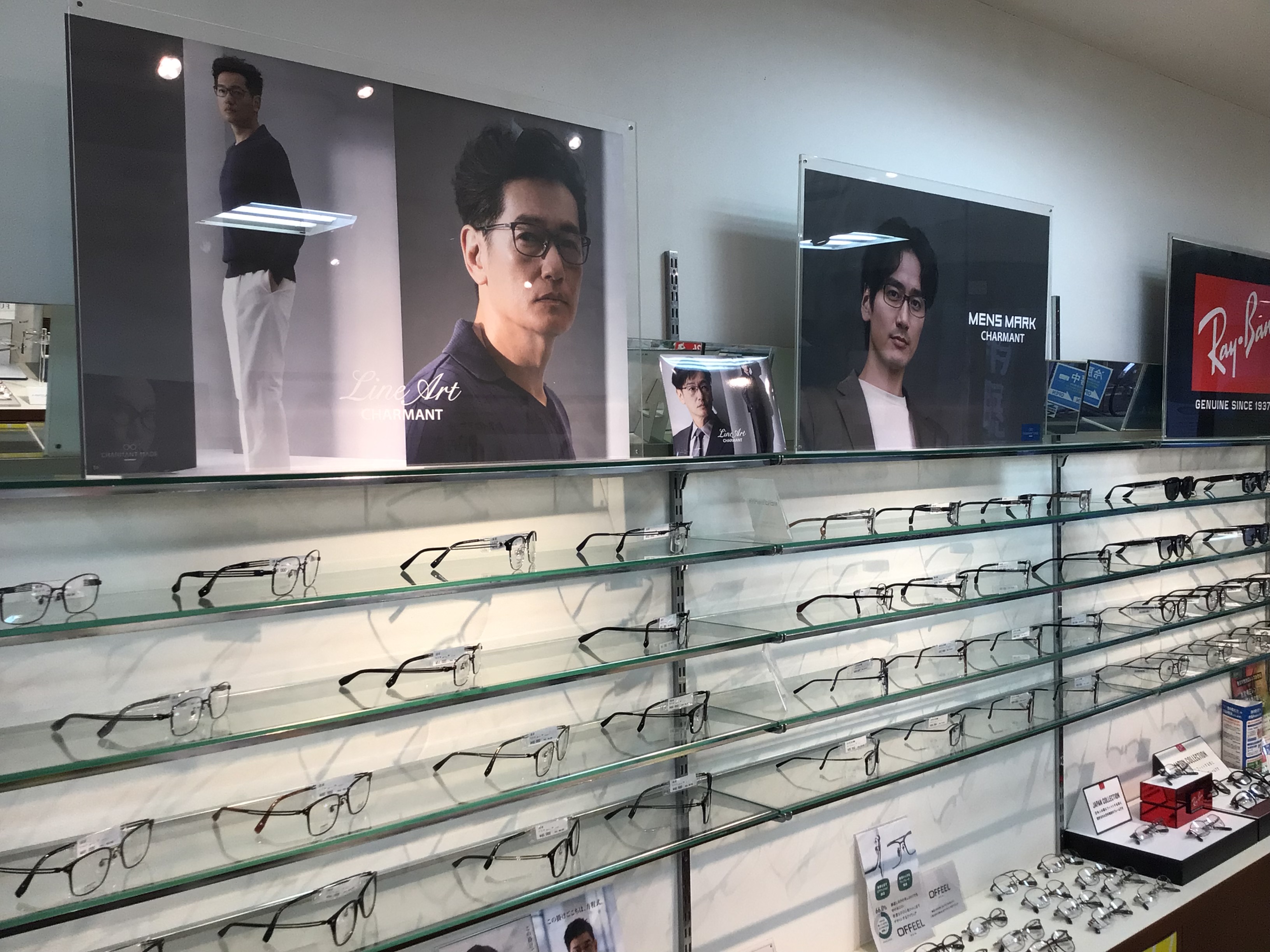 メガネスーパー大泉学園店の店内、Line Art、 MENS MARK、 Ray Banなど男性向けフレームを展示したコーナー